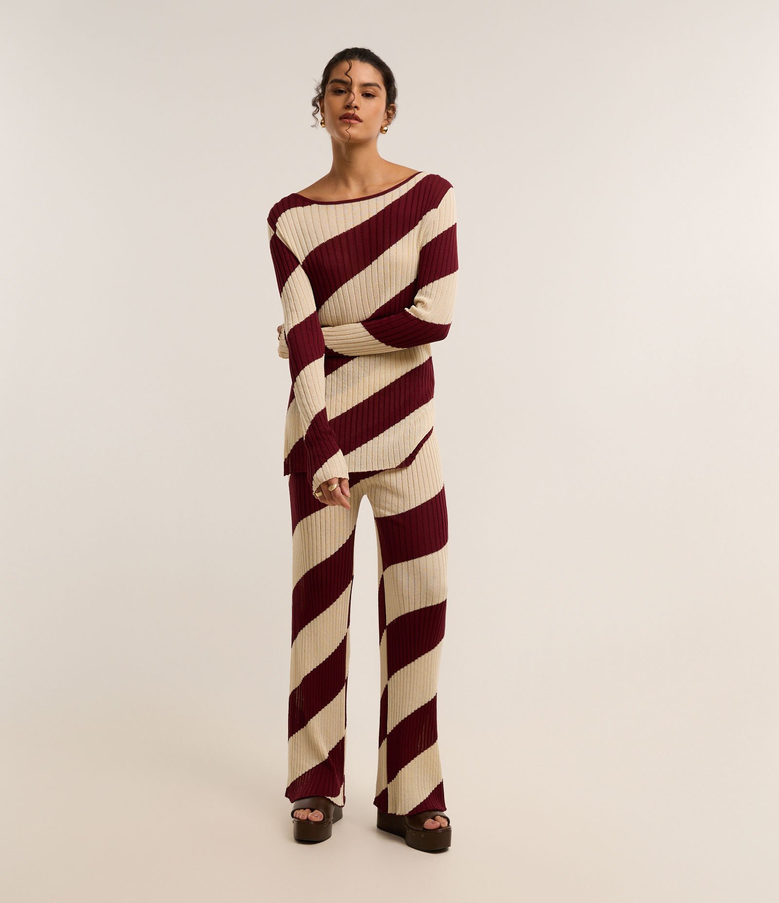 Suéter Slim em Tricô com Decote Canoa e Listras Espiral Marrom/Off White 2