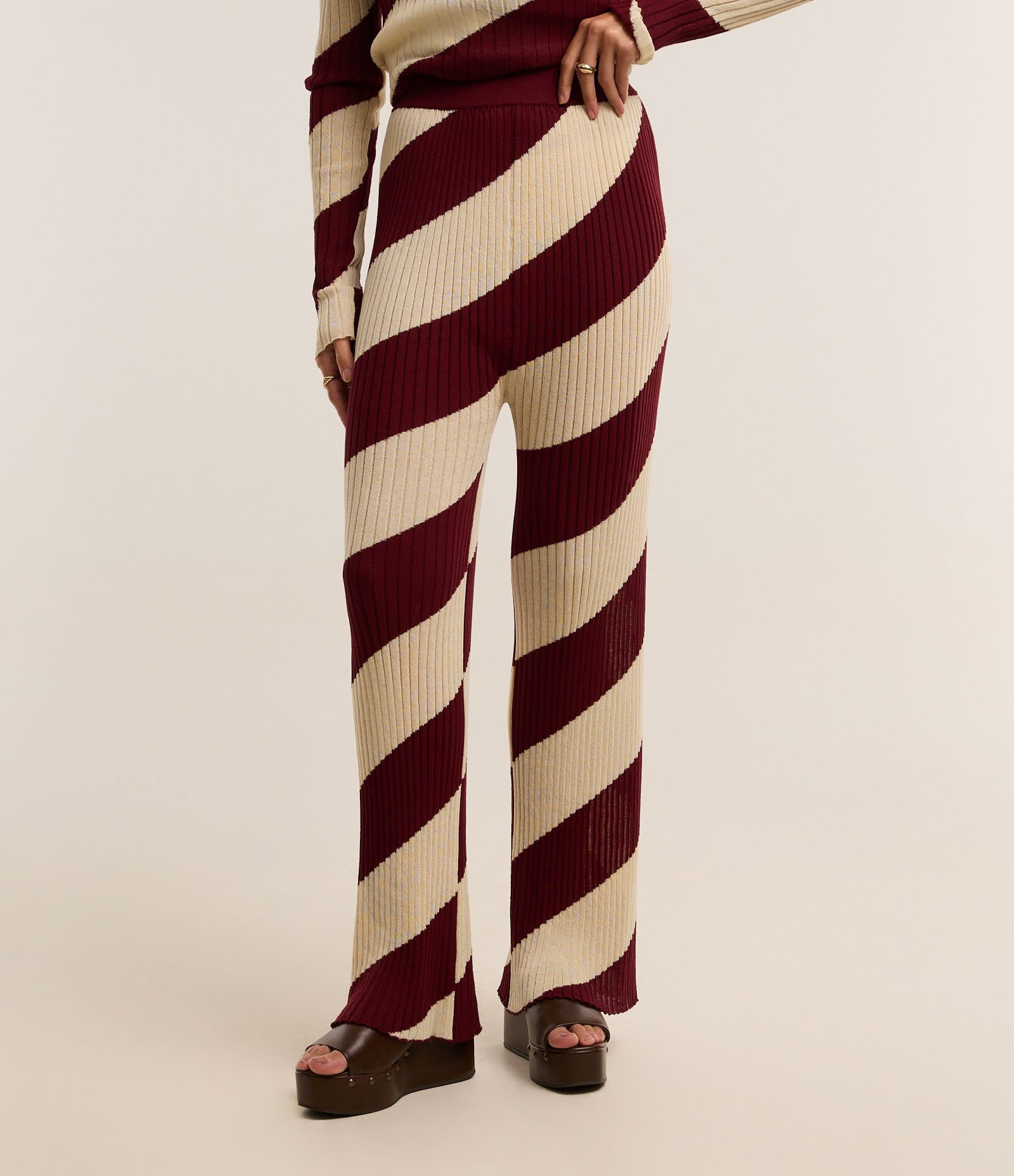 Calça Reta Canelada Cintura Média em Tricô com Listras em Espiral Marrom/Off White 3