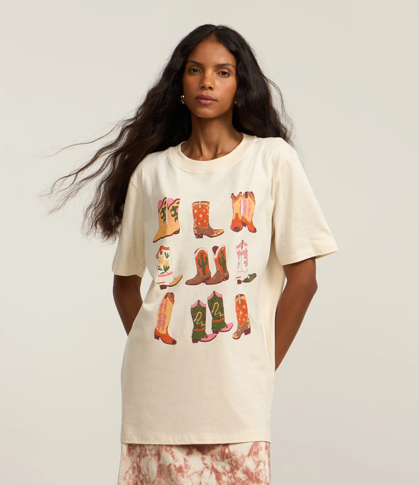 Camiseta Alongada em Algodão com Estampa de Botinhas Off White 1