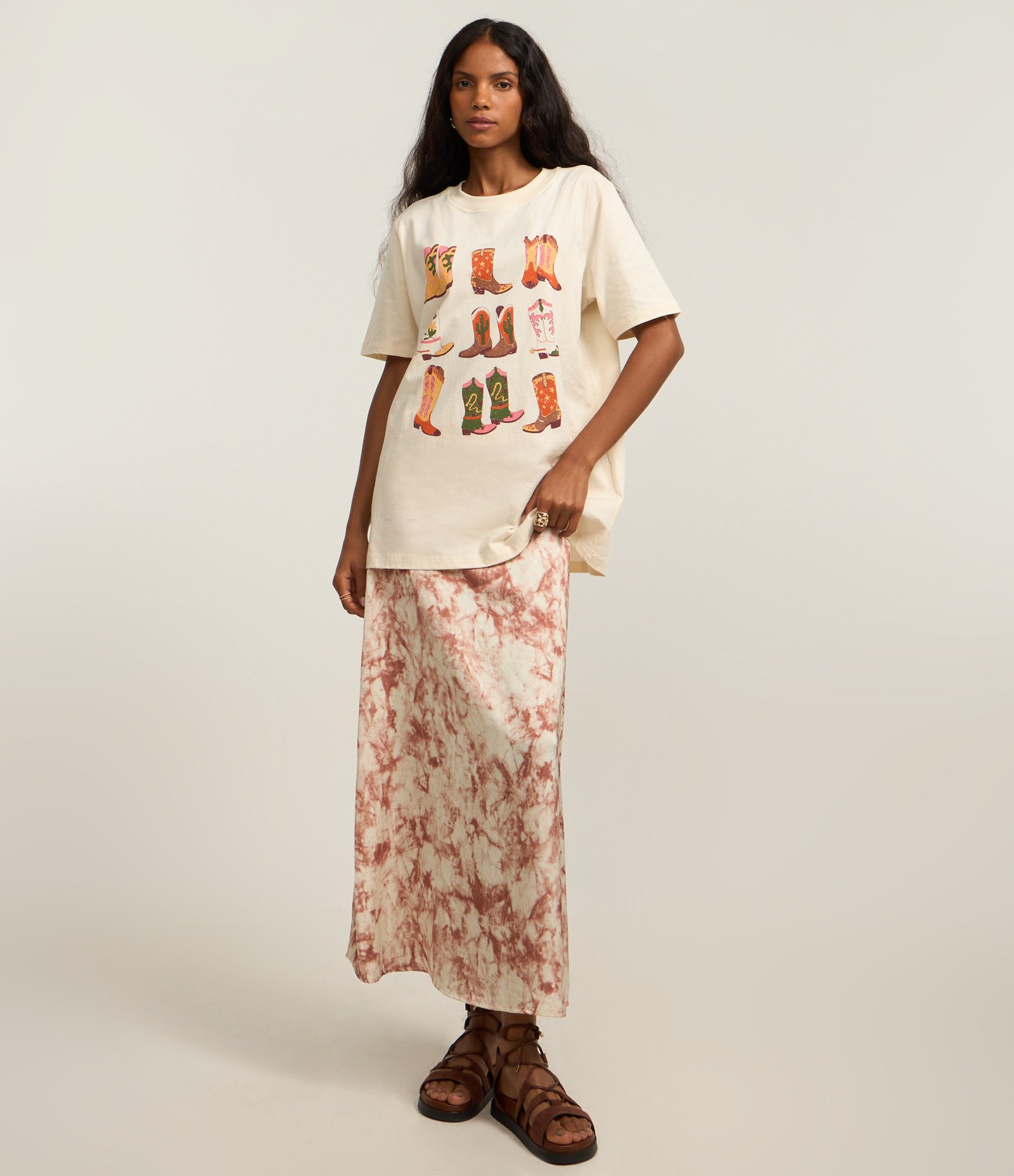 Camiseta Alongada em Algodão com Estampa de Botinhas Off White 2