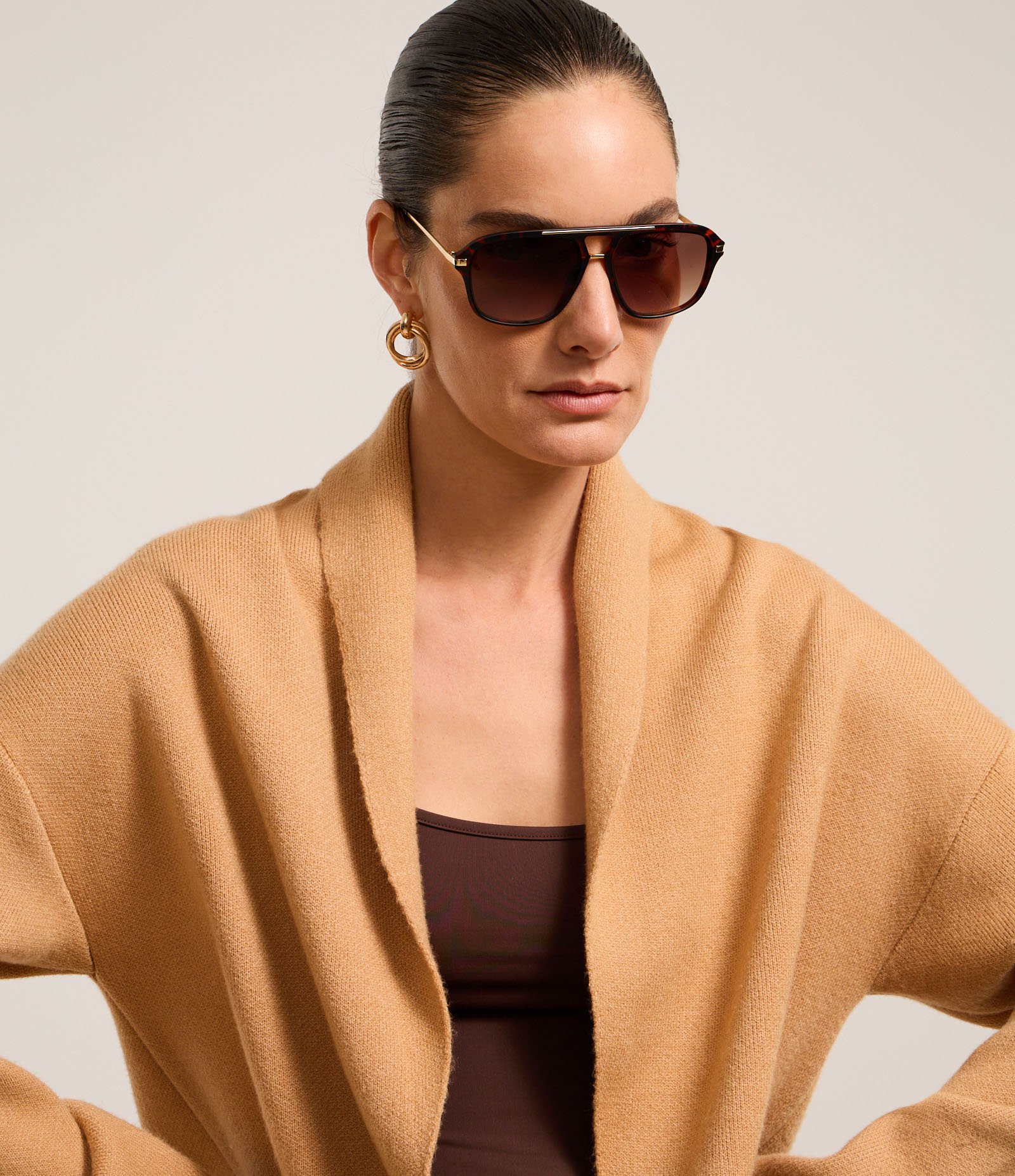 Cardigan Alongado em Tricô com Cava Deslocada e Bolsos Bege 8