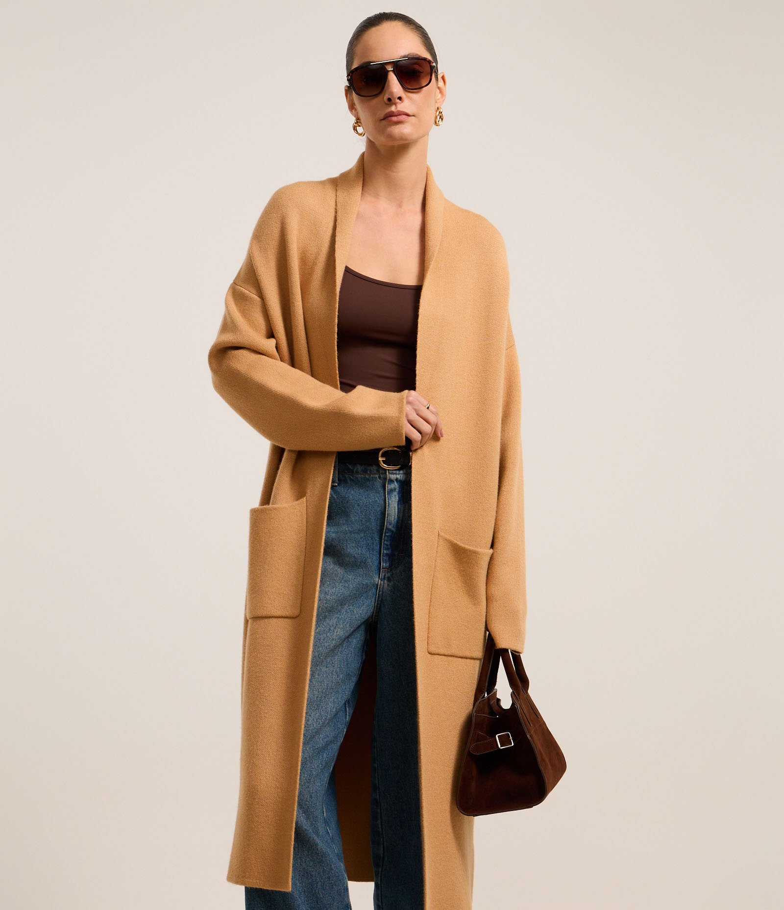 Cardigan Alongado em Tricô com Cava Deslocada e Bolsos Bege 1