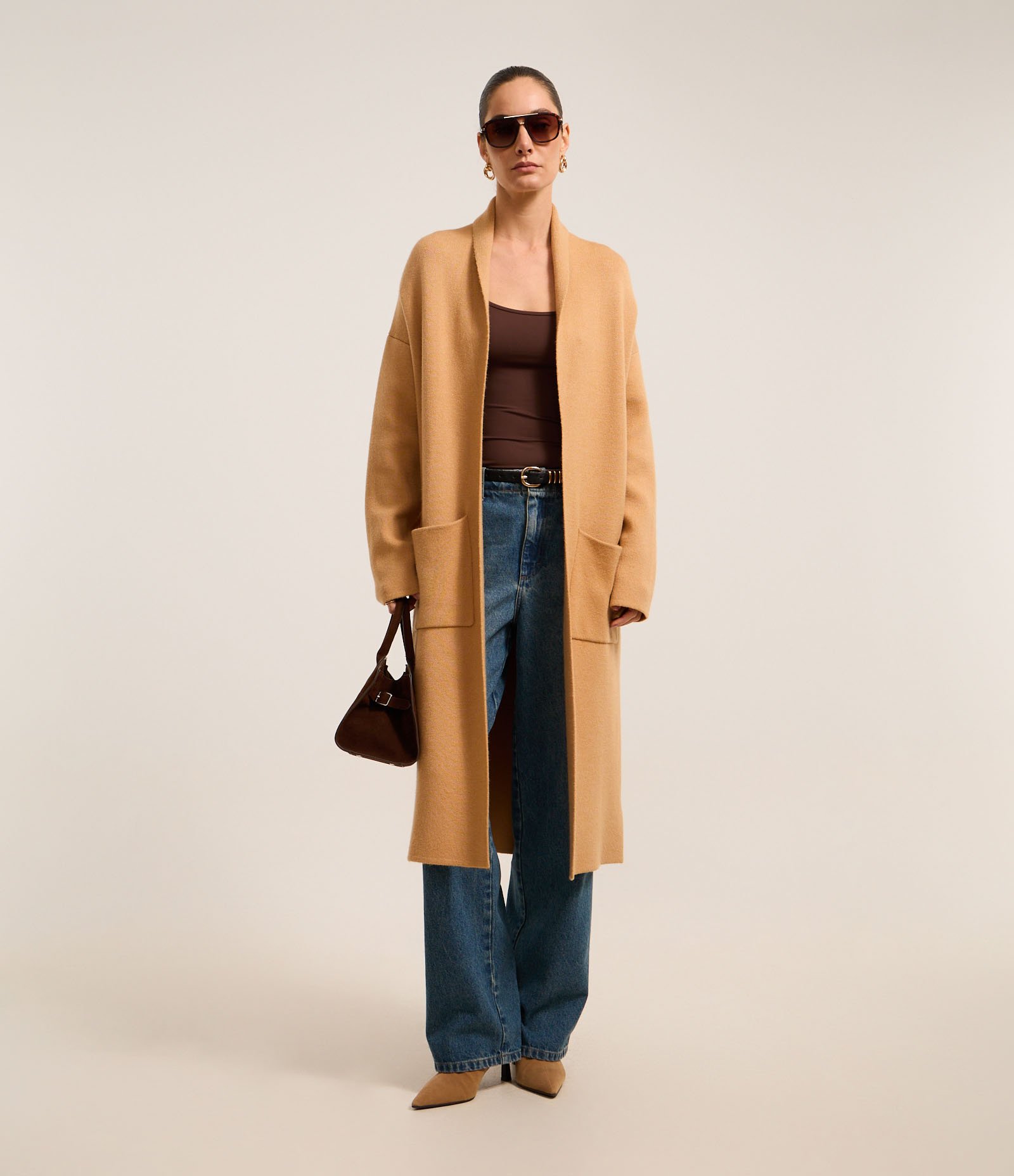 Cardigan Alongado em Tricô com Cava Deslocada e Bolsos Bege 2