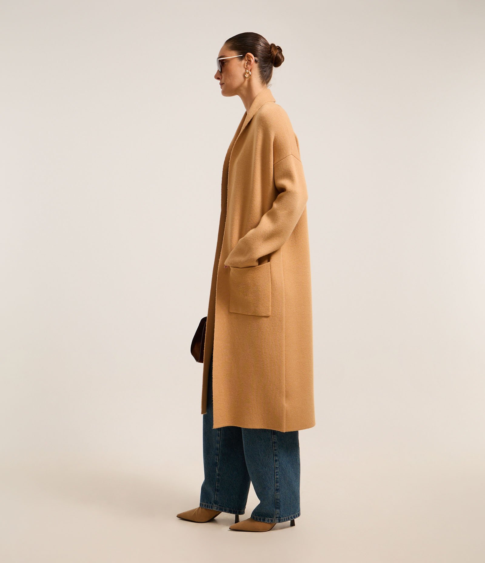 Cardigan Alongado em Tricô com Cava Deslocada e Bolsos Bege 3