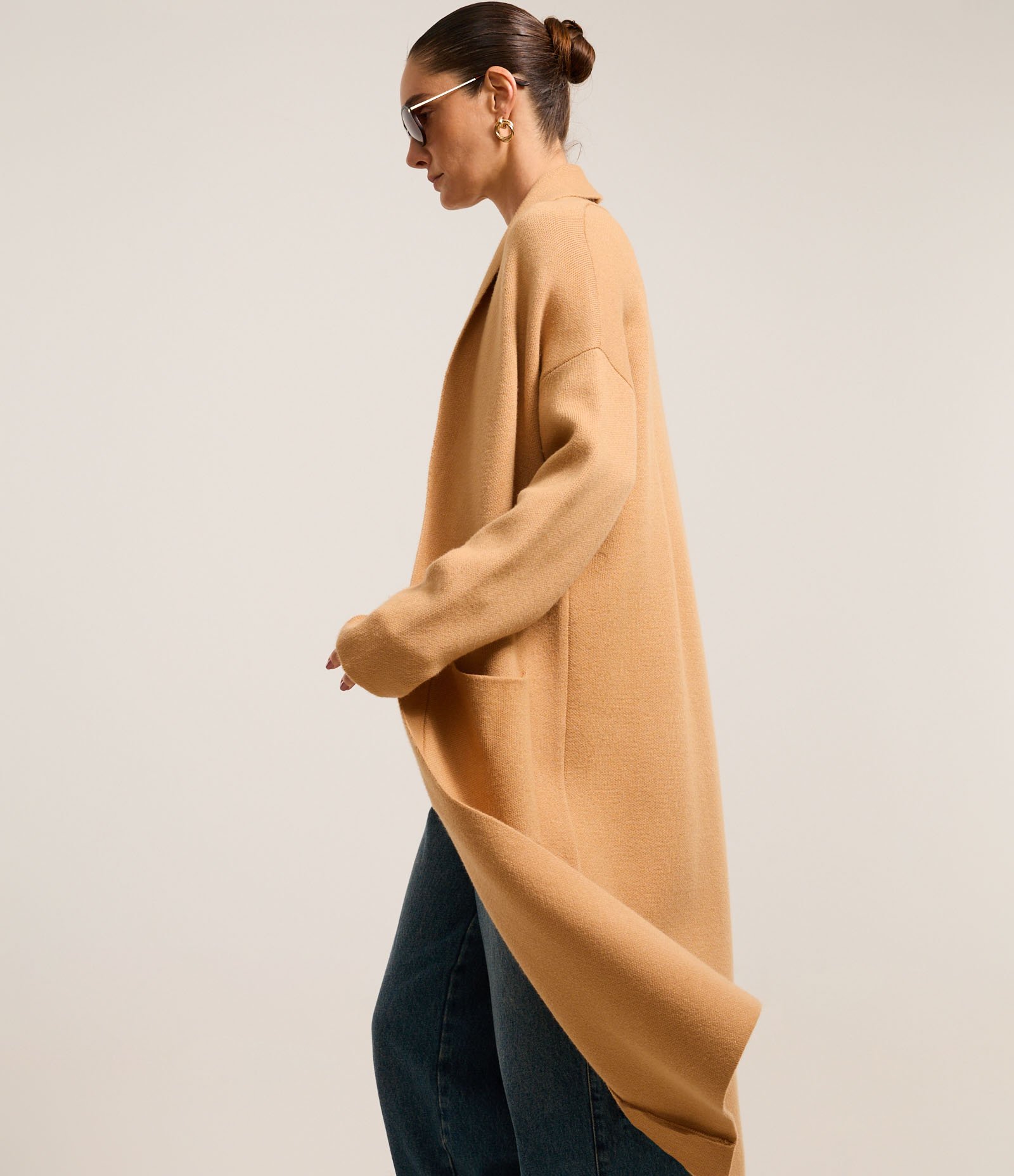 Cardigan Alongado em Tricô com Cava Deslocada e Bolsos Bege 4