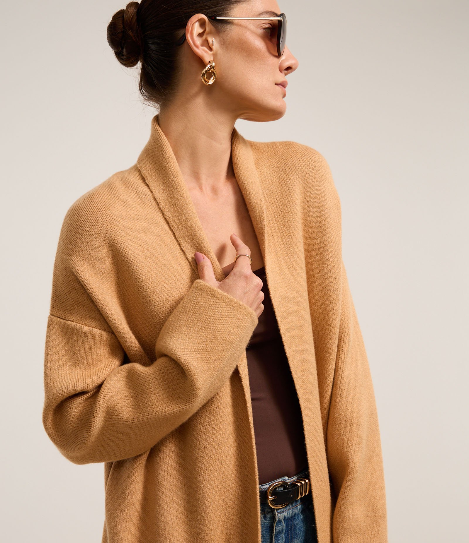 Cardigan Alongado em Tricô com Cava Deslocada e Bolsos Bege 5