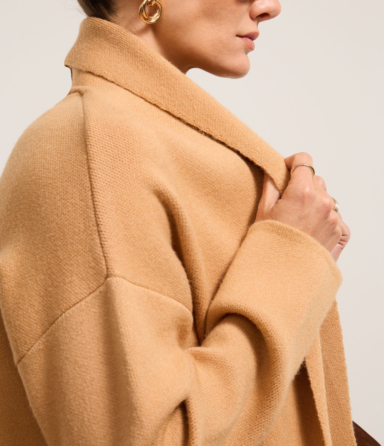 Cardigan Alongado em Tricô com Cava Deslocada e Bolsos Bege 6