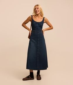 Vestido Midi em Jeans com Passantes e Bolsos Frontais