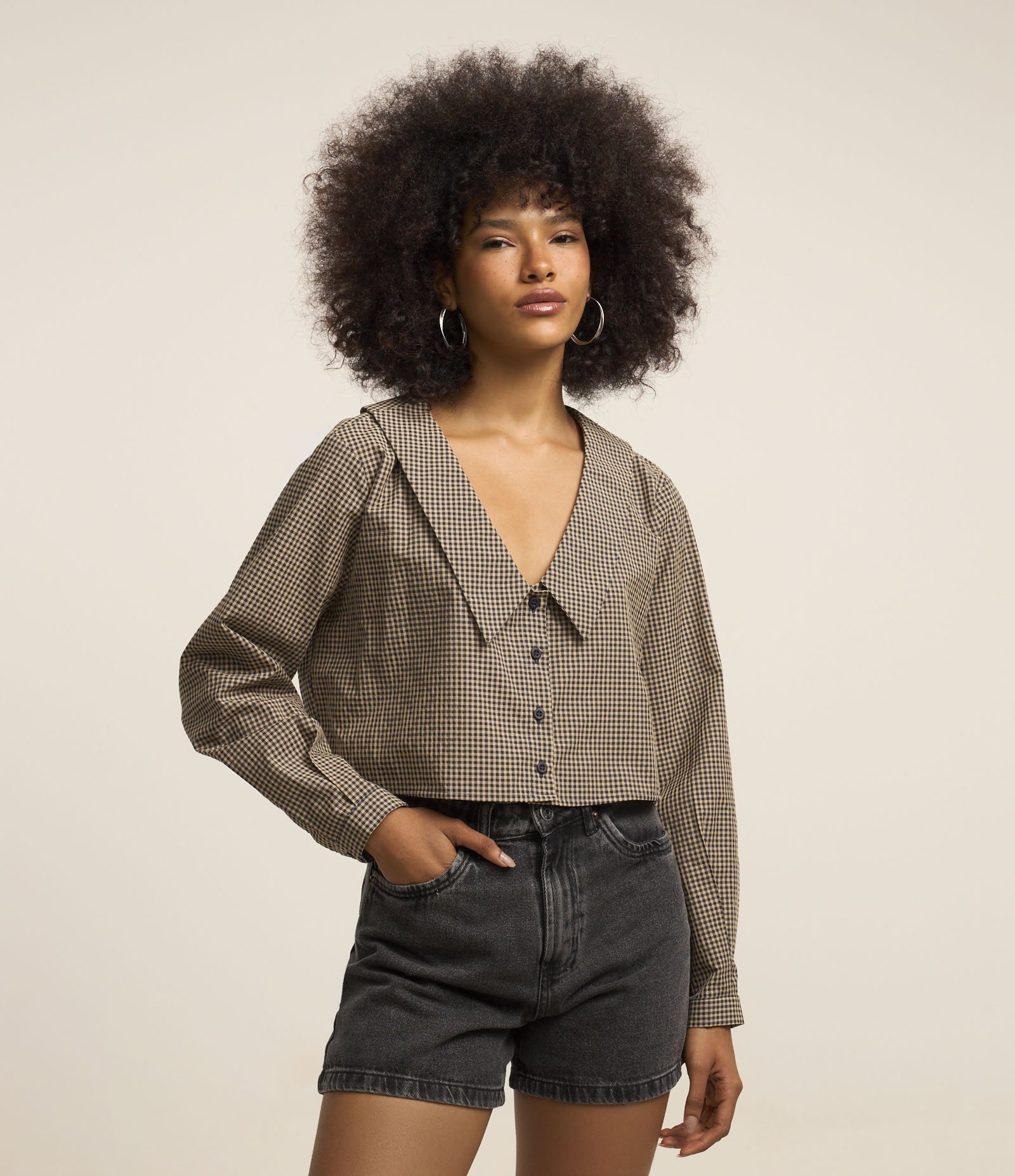 Camisa Cropped em Tricoline Xadrez com Lapelas e Botões Marrom 1
