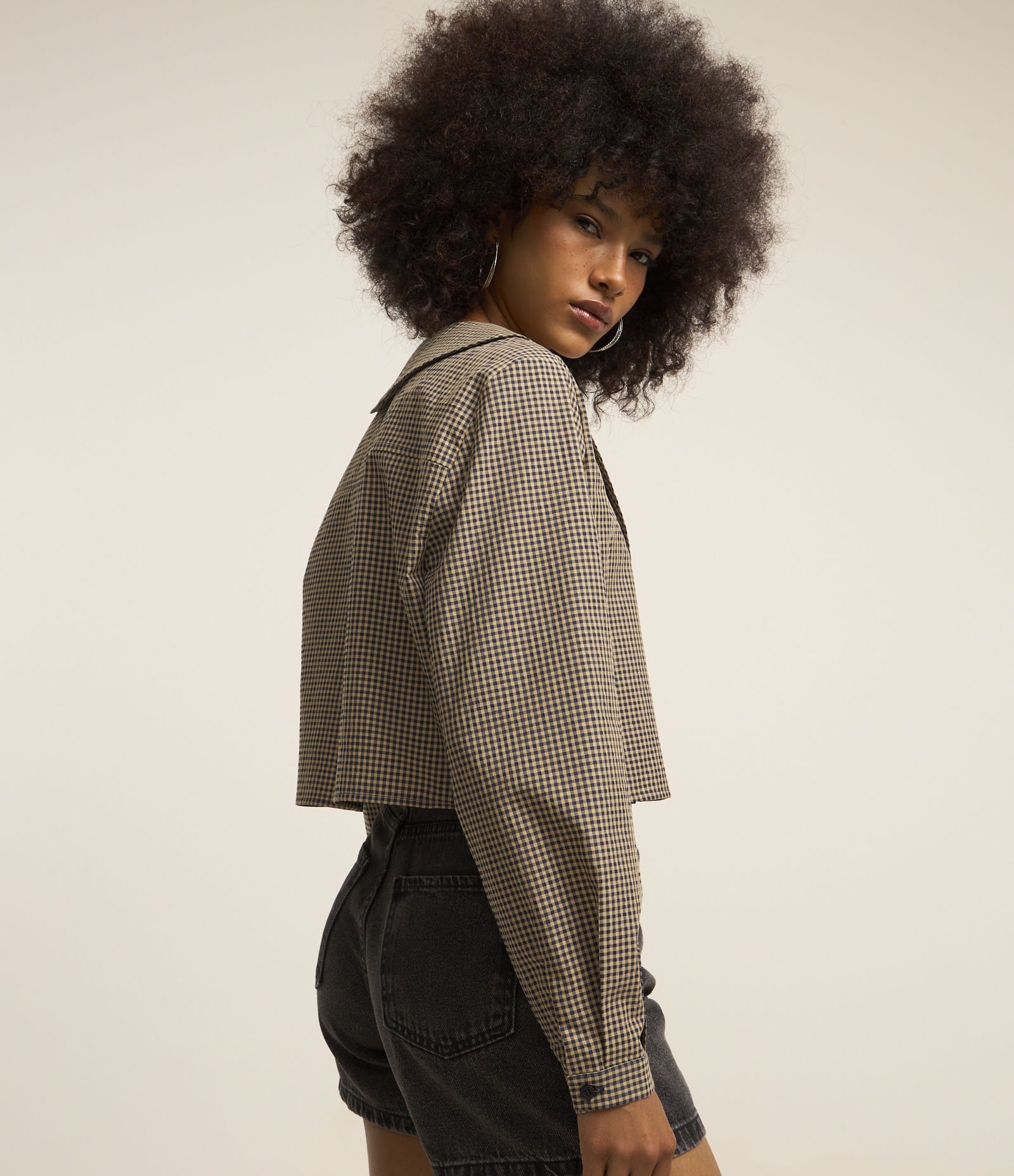 Camisa Cropped em Tricoline Xadrez com Lapelas e Botões Marrom 3