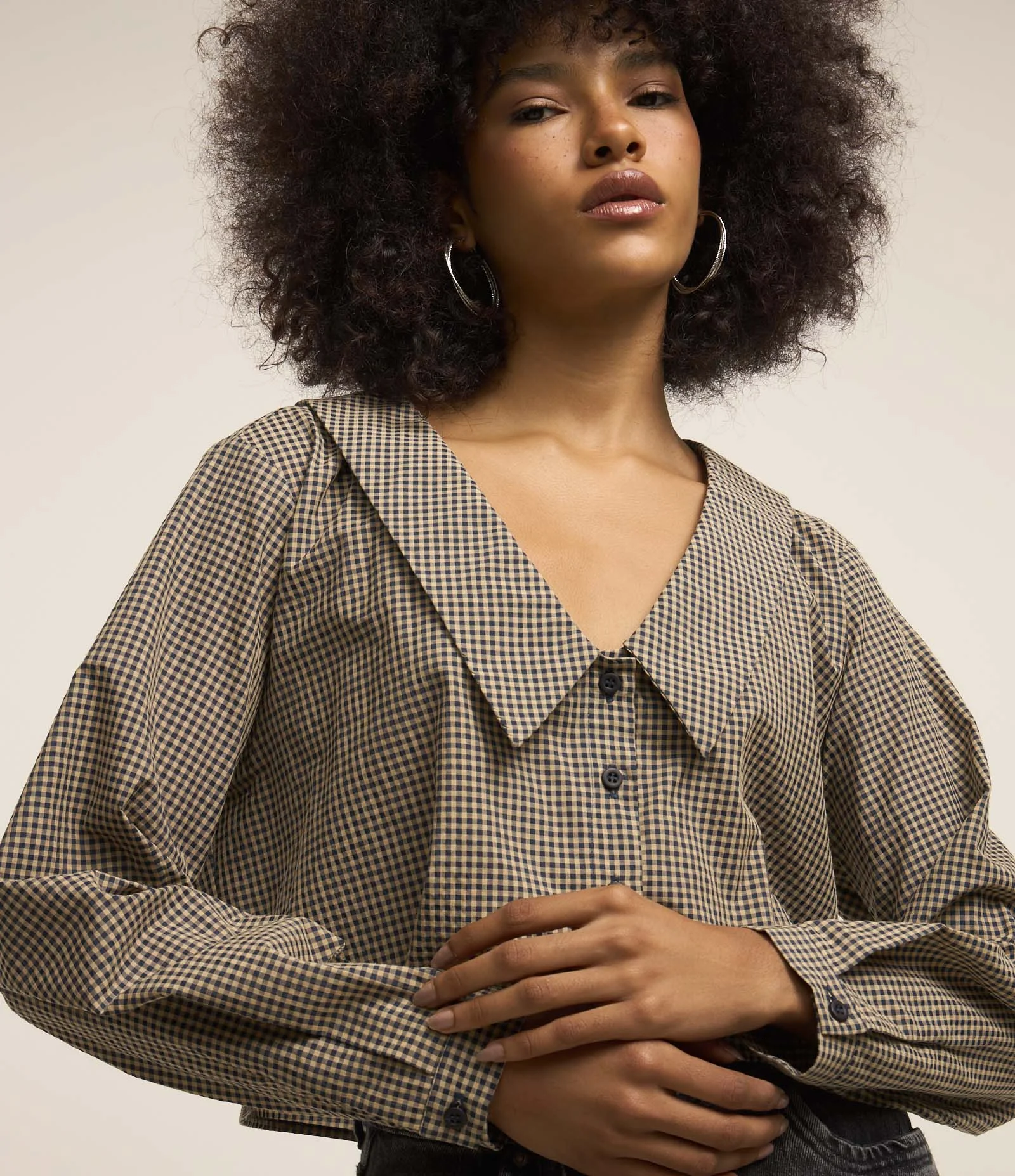 Camisa Cropped em Tricoline Xadrez com Lapelas e Botões Marrom 4