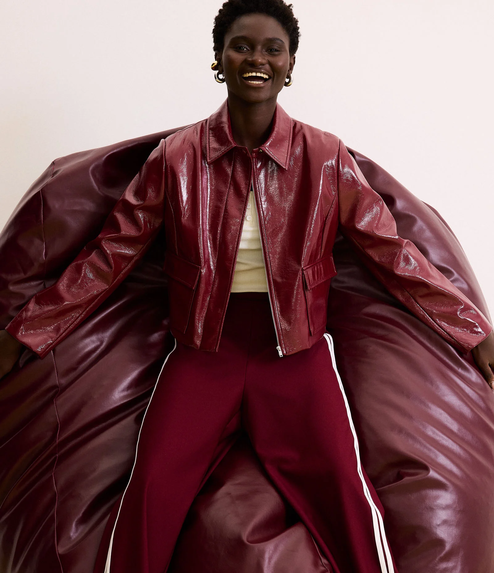 Jaqueta Curta em PU com Bolsos Frontais e Zíper Bordô 1