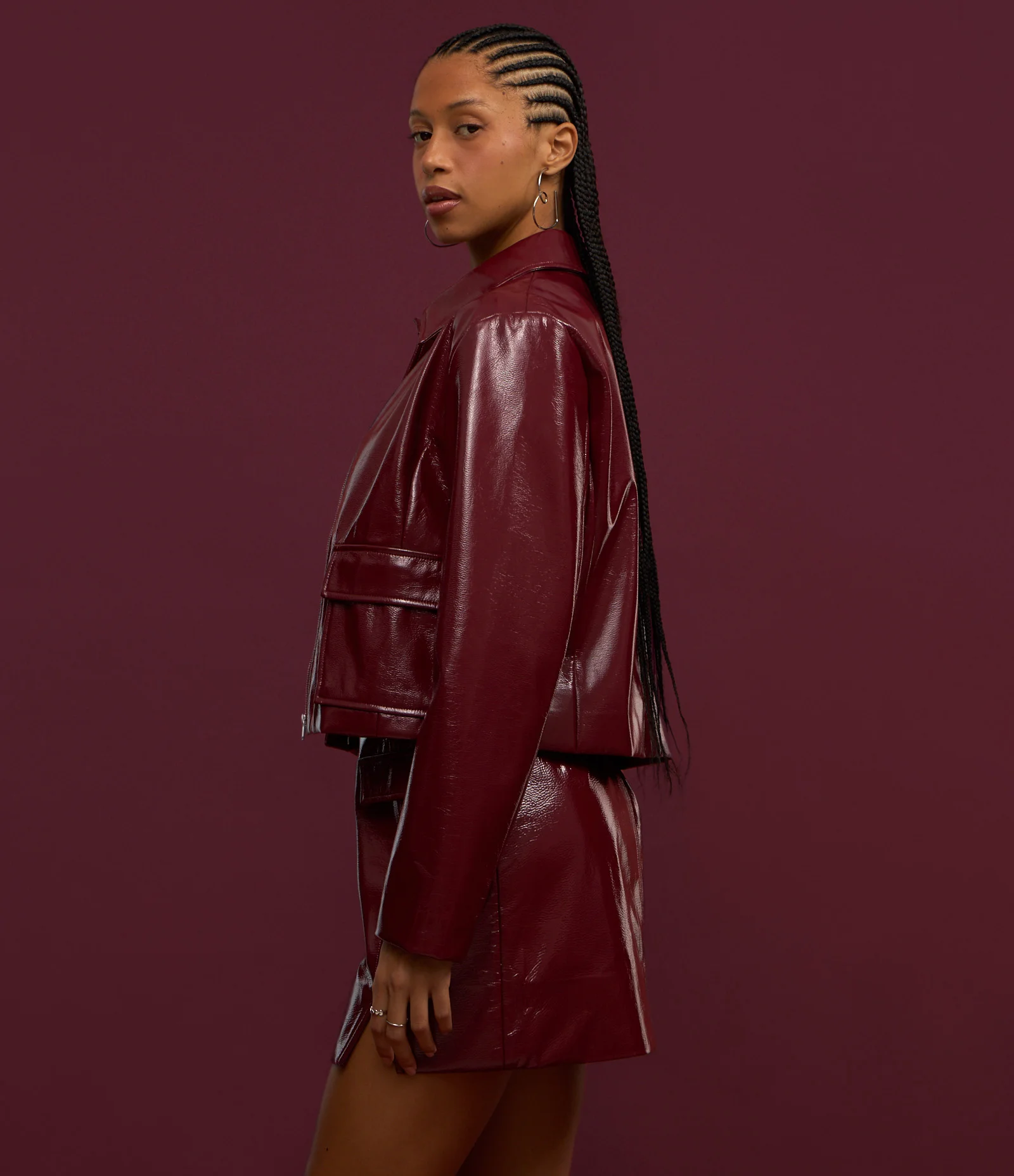 Jaqueta Curta em PU com Bolsos Frontais e Zíper Bordô 9