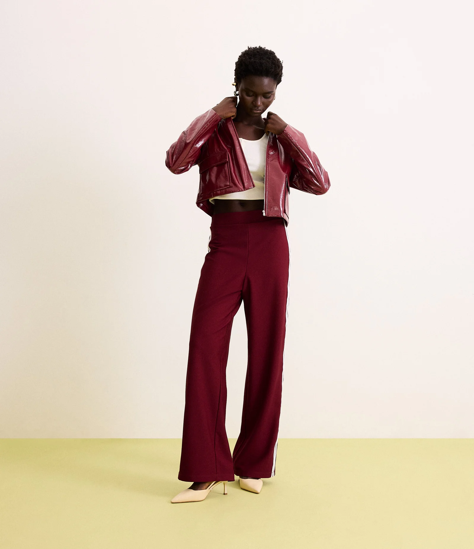 Jaqueta Curta em PU com Bolsos Frontais e Zíper Bordô 2