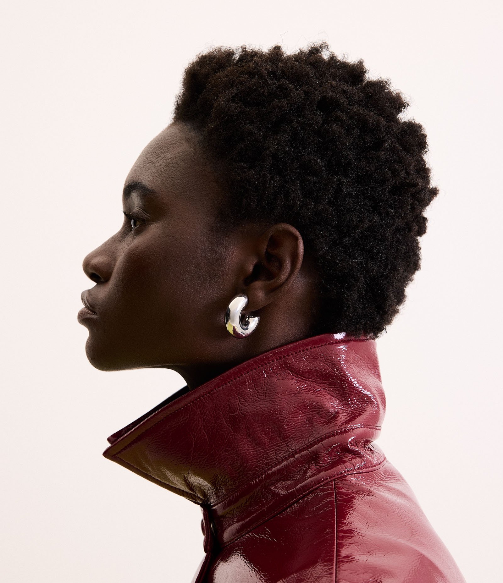 Jaqueta Curta em PU com Bolsos Frontais e Zíper Bordô 4