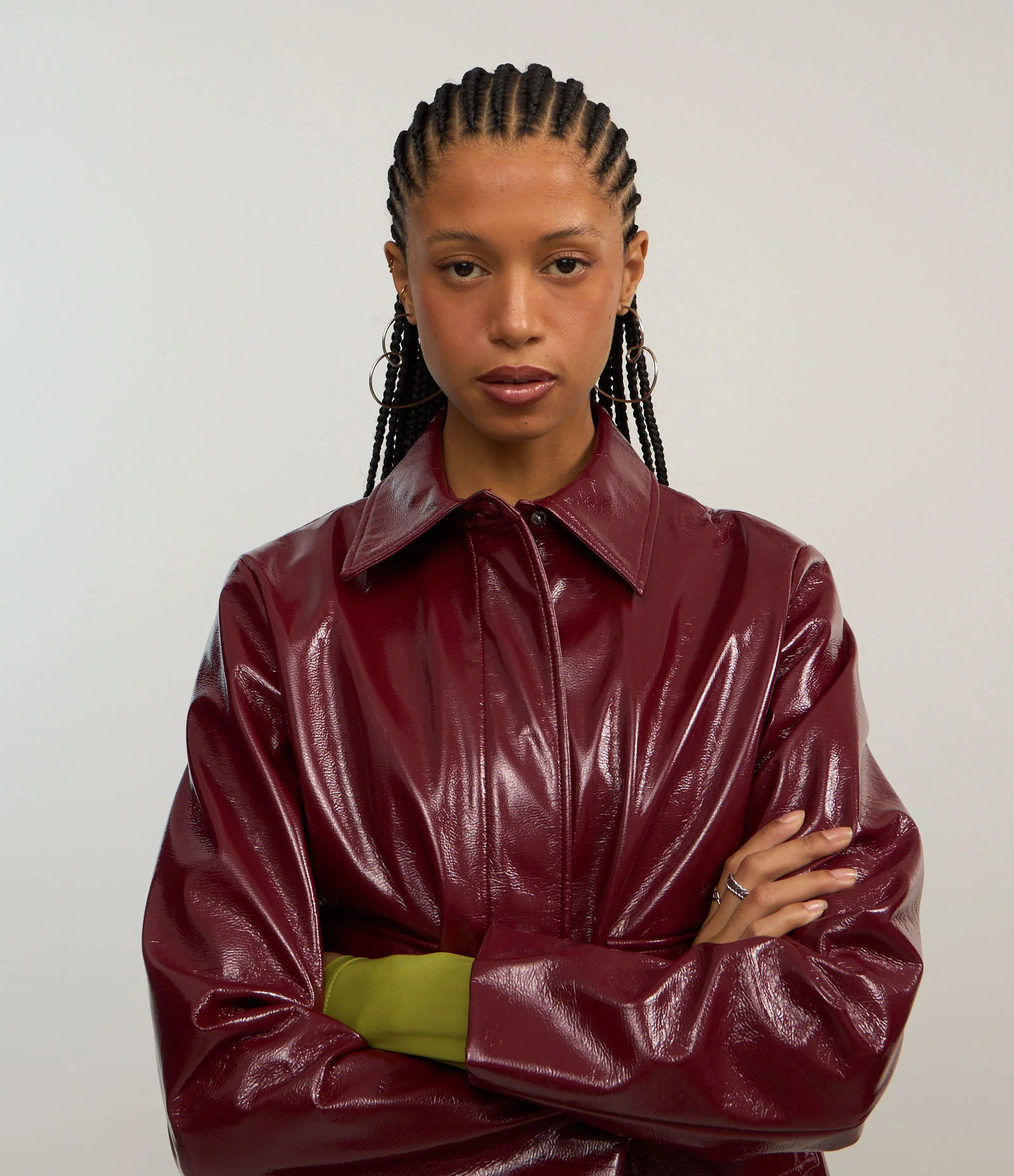 Jaqueta Curta em PU com Bolsos Frontais e Zíper Bordô 5