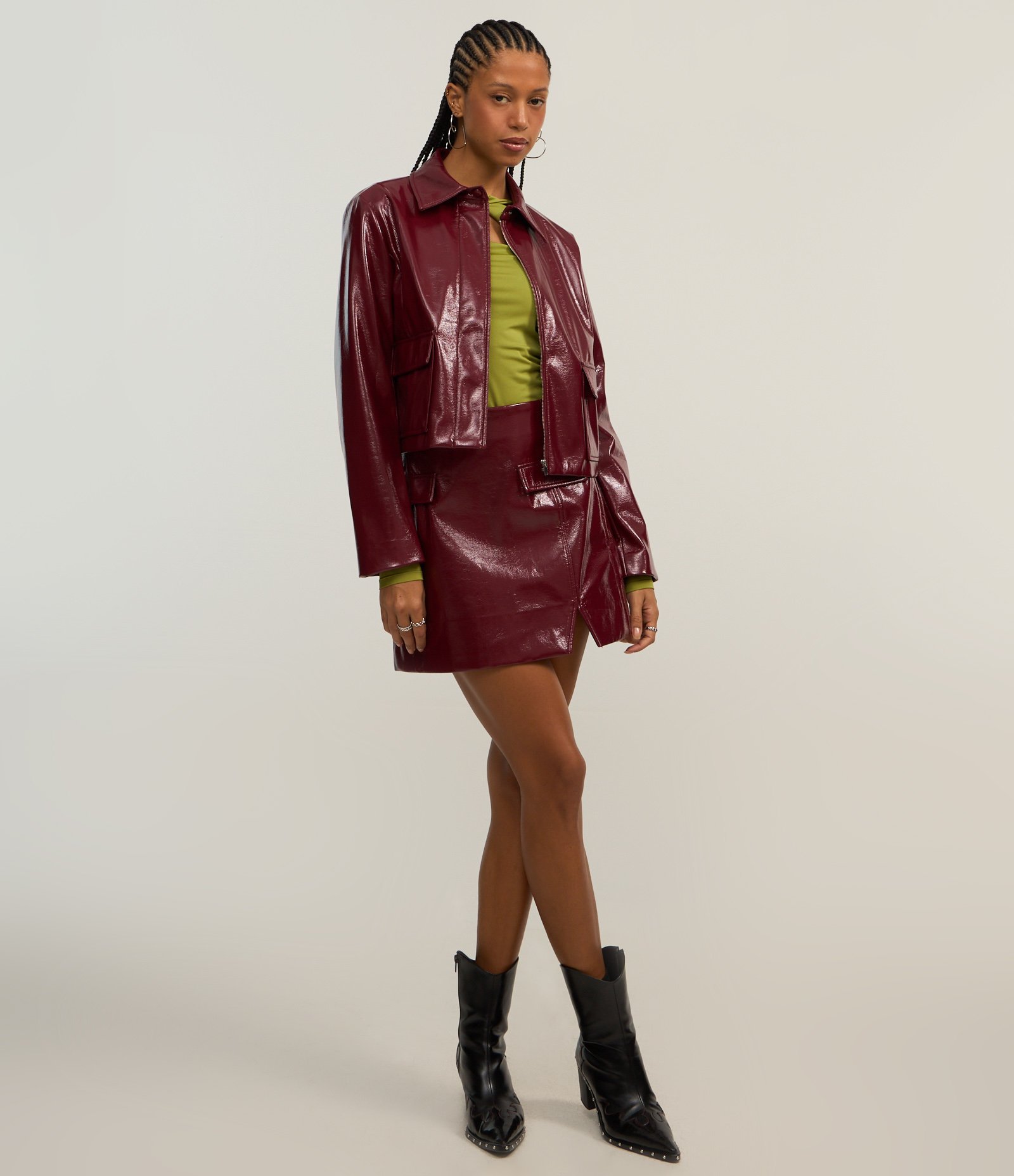 Jaqueta Curta em PU com Bolsos Frontais e Zíper Bordô 6