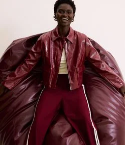 Jaqueta Curta em PU com Bolsos Frontais e Zíper