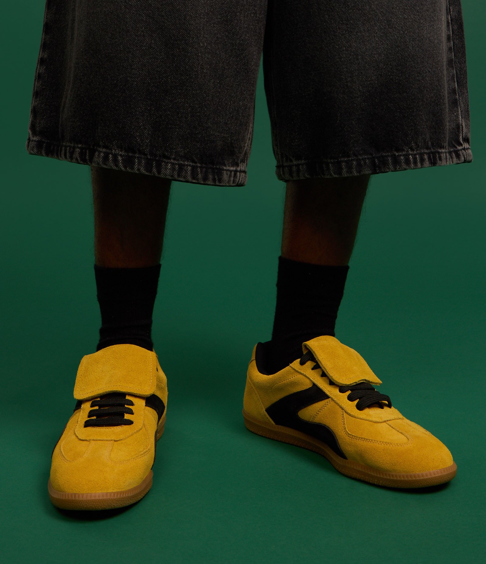 Tênis Esportivo Chuteira em Camurça com Recortes e Lingueta Dobrada 2