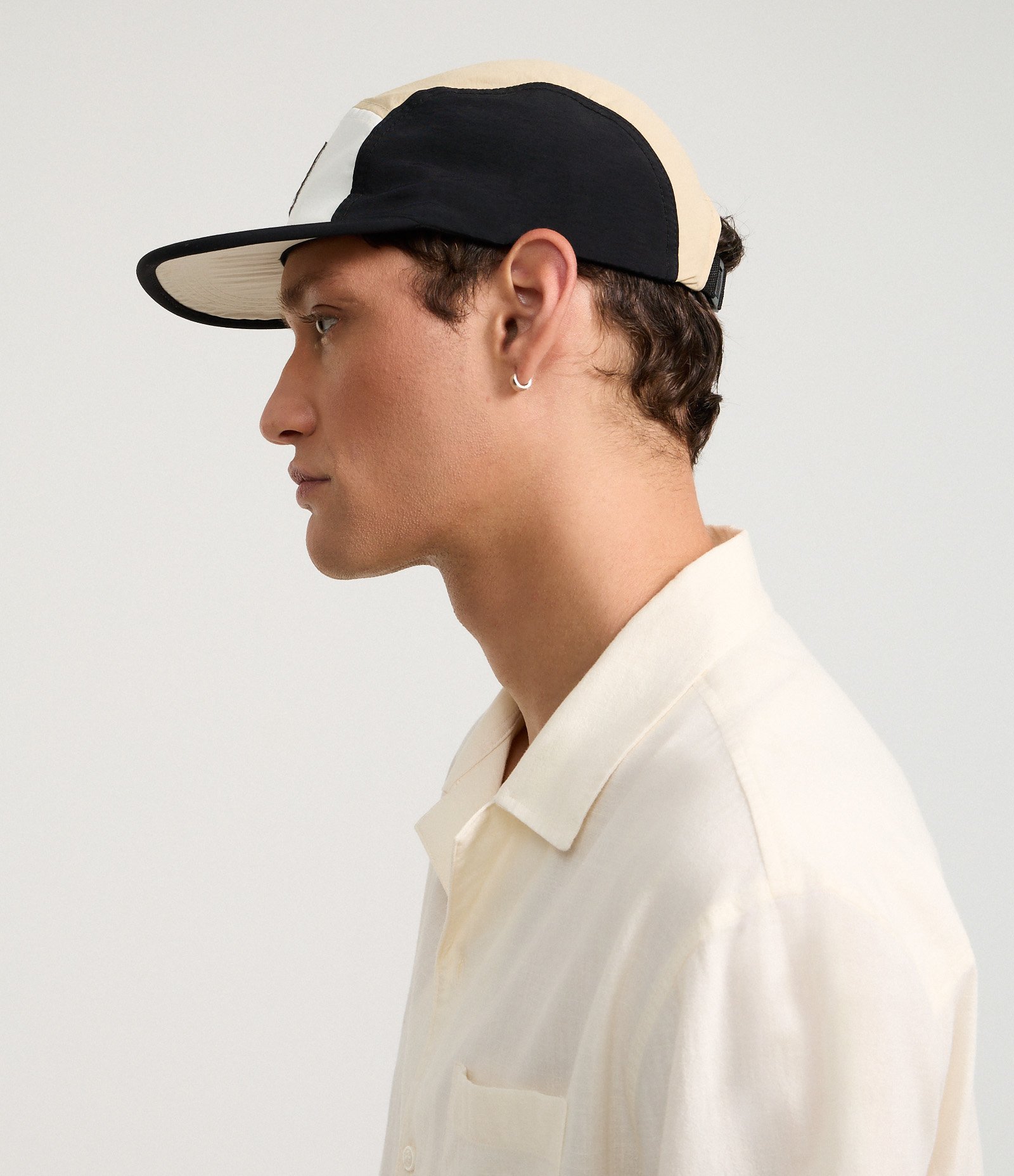 Boné 5 Panel em Microfibra com Recortes e Etiqueta Frontal Bege/Branco/Preto 1