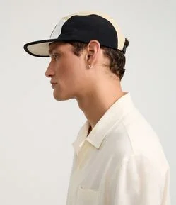 Boné 5 Panel em Microfibra com Recortes e Etiqueta Frontal