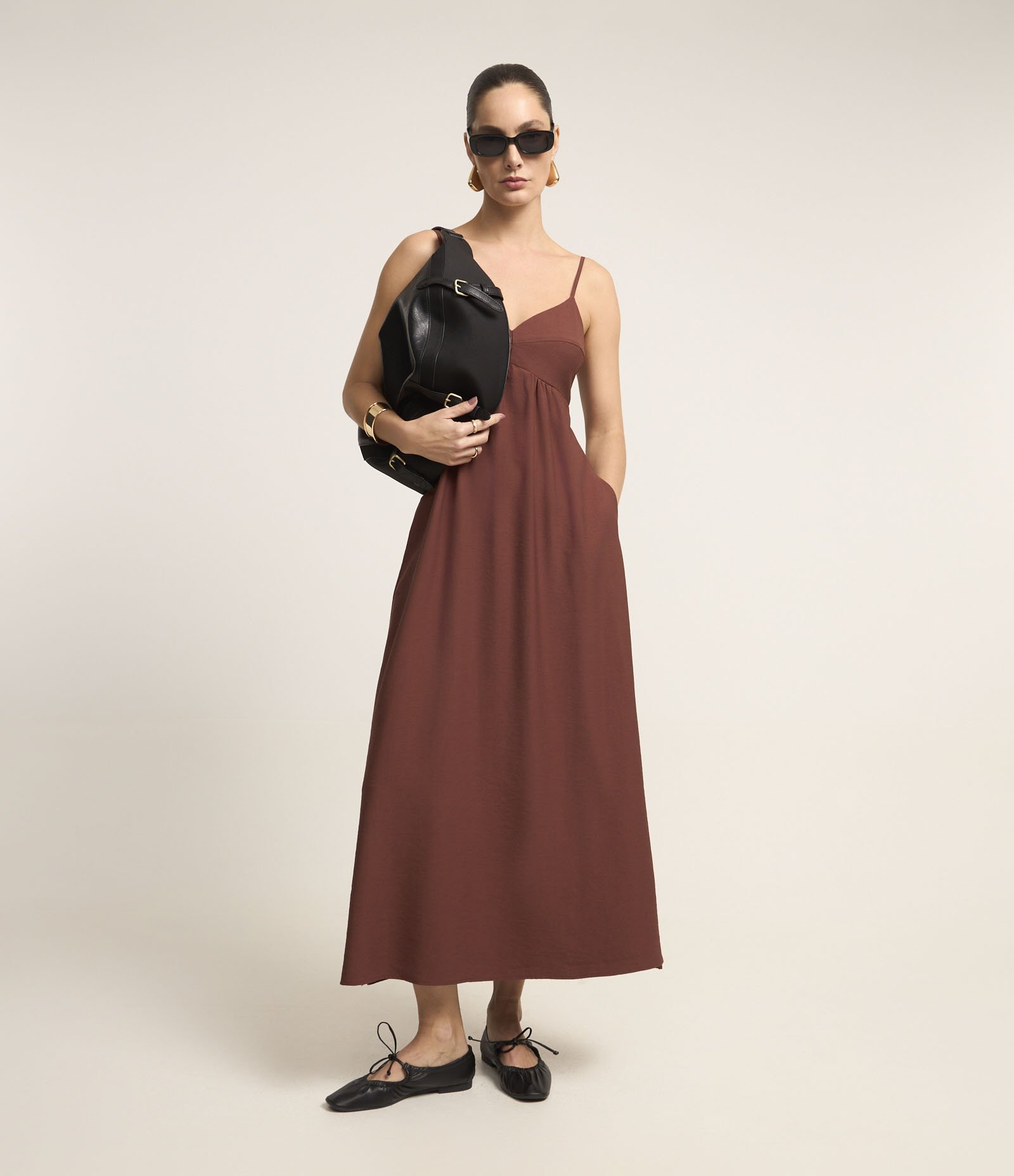 Vestido Evasê Longo em Crepe com Recorte no Busto Marrom 2