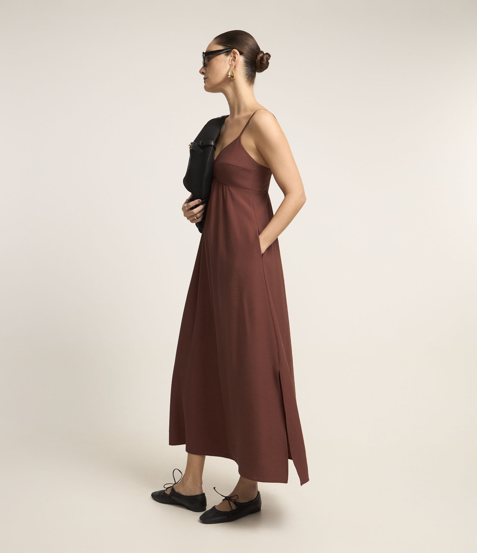 Vestido Evasê Longo em Crepe com Recorte no Busto Marrom 4