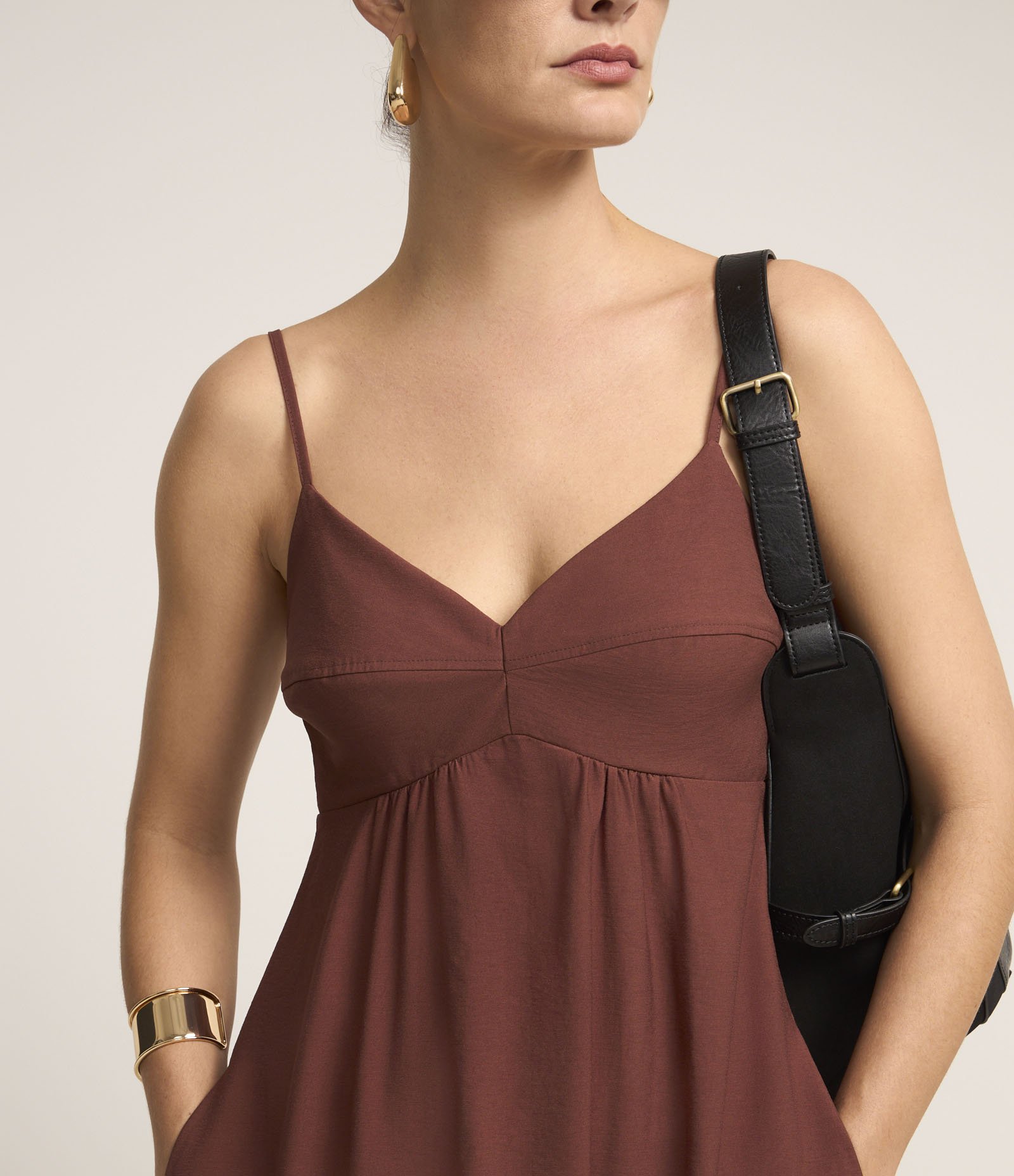 Vestido Evasê Longo em Crepe com Recorte no Busto Marrom 5