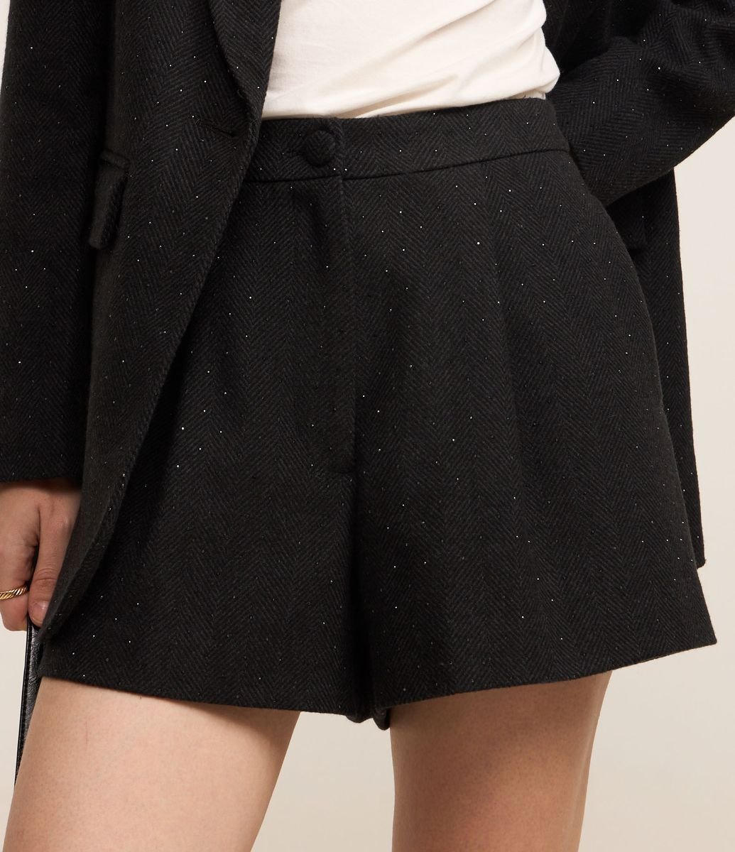 Short Cintura Alta em Polivelour com Botão Forrado e Brilho Preto