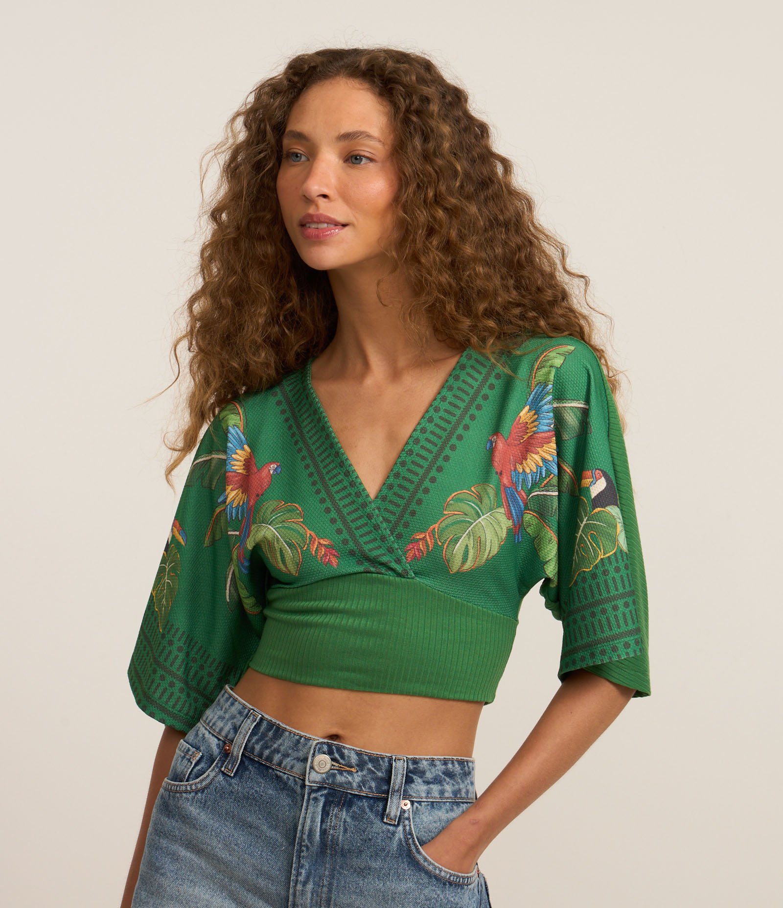 Blusa Kimono Texturizada Estampada de Arara Verde 1