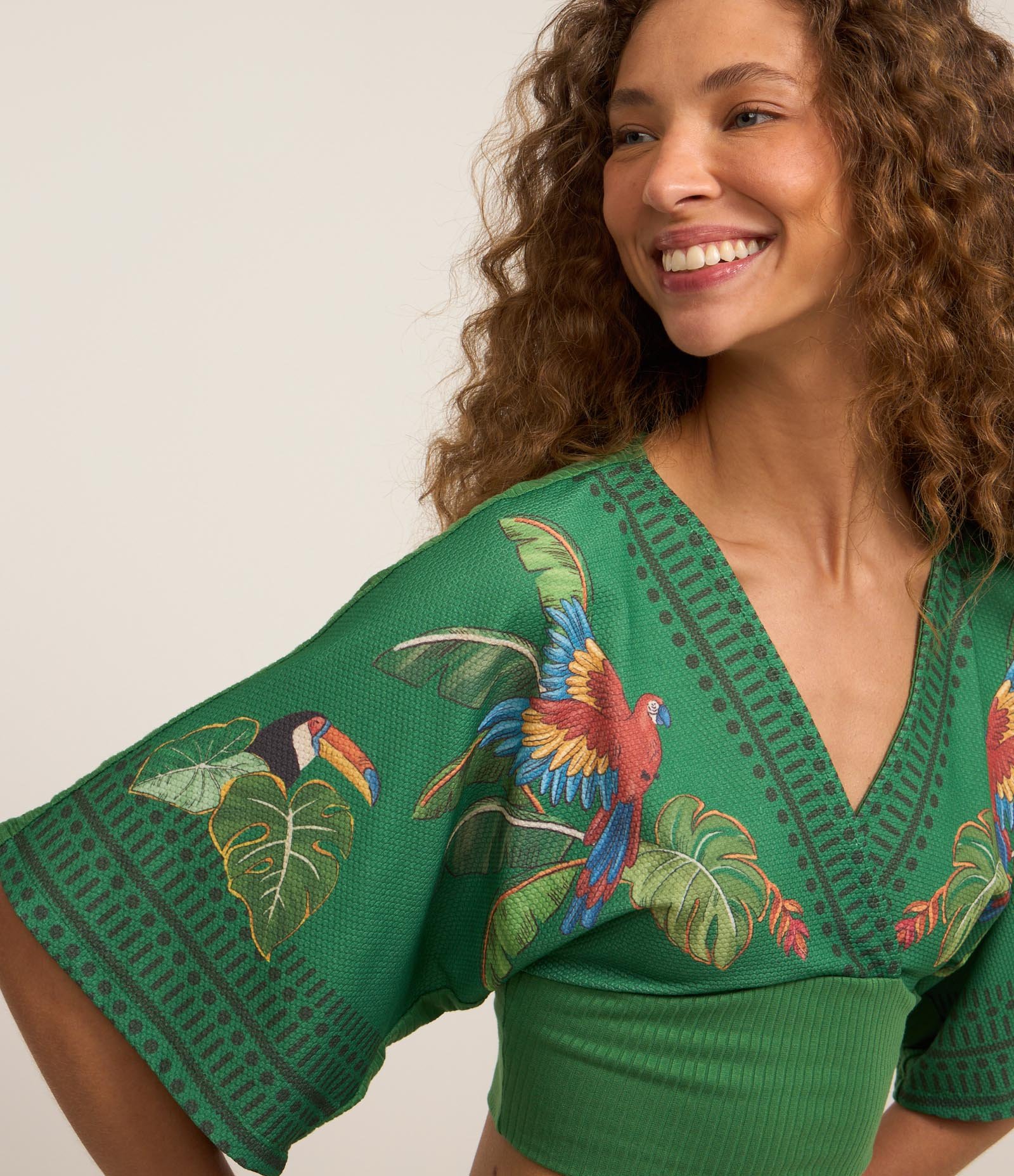 Blusa Kimono Texturizada Estampada de Arara Verde 3