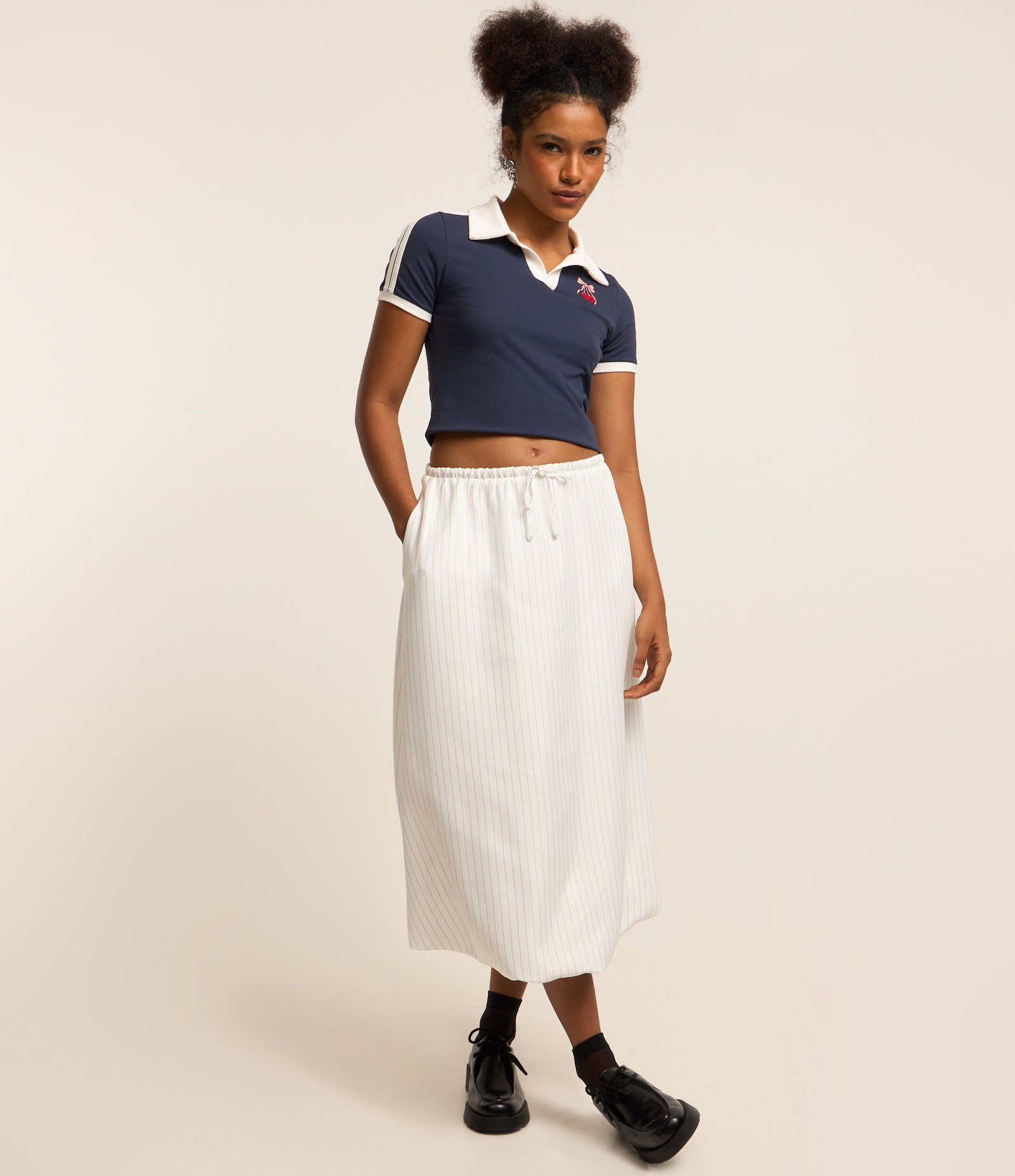 Blusa Cropped em Algodão com Gola Polo e Bordado de Cerejinhas Azul 2