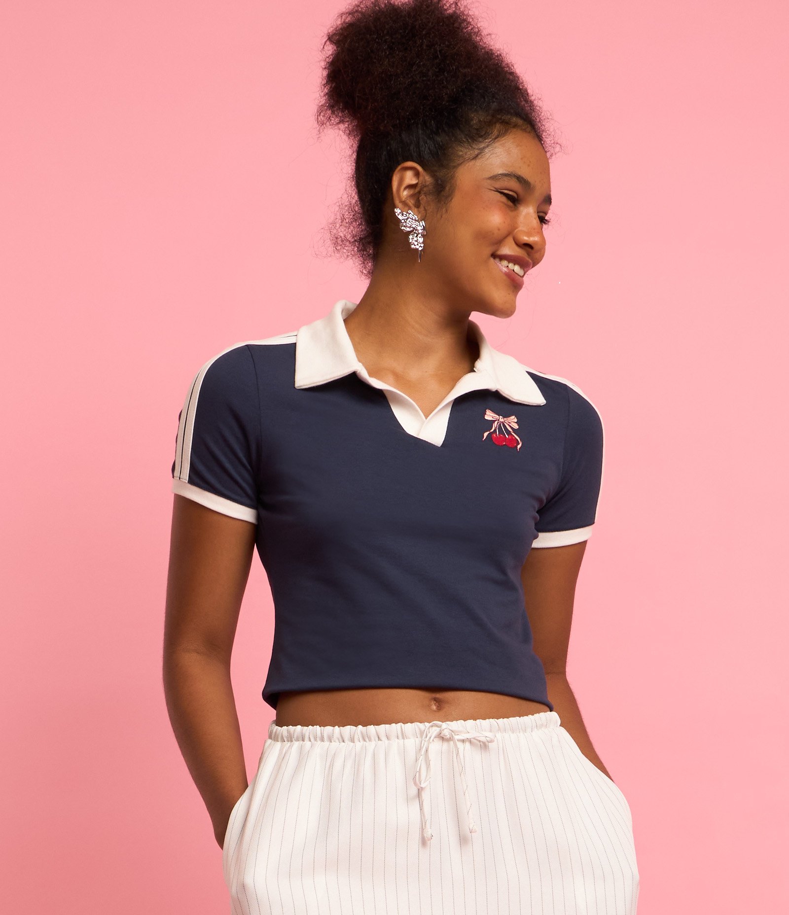 Blusa Cropped em Algodão com Gola Polo e Bordado de Cerejinhas Azul 3
