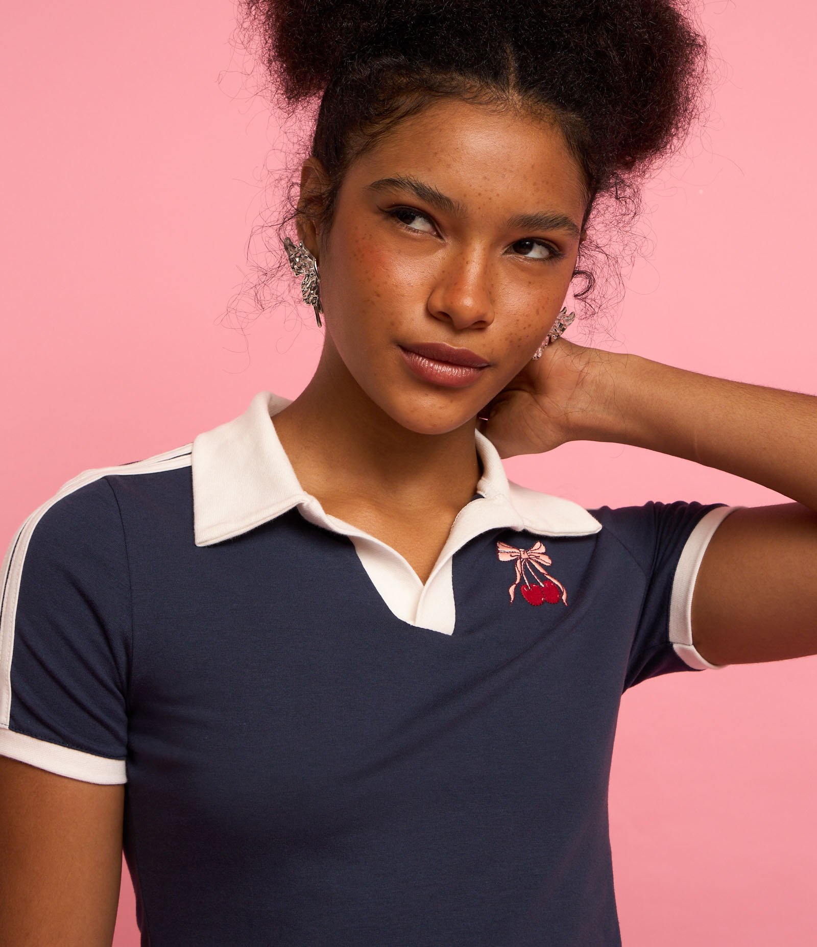 Blusa Cropped em Algodão com Gola Polo e Bordado de Cerejinhas Azul 4