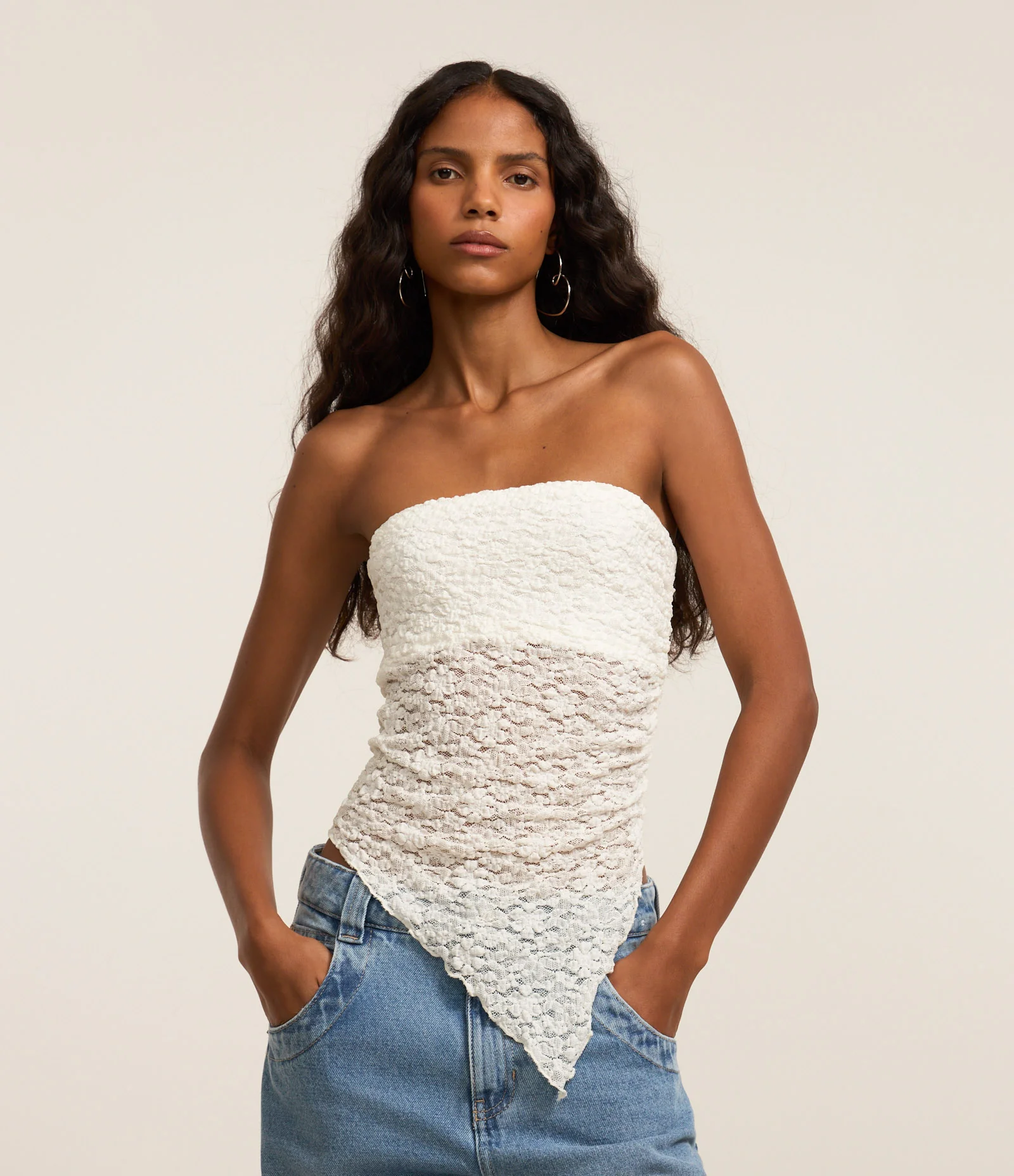 Blusa em Renda Tomara que Caia com Ponta Assimétrica Branco 1