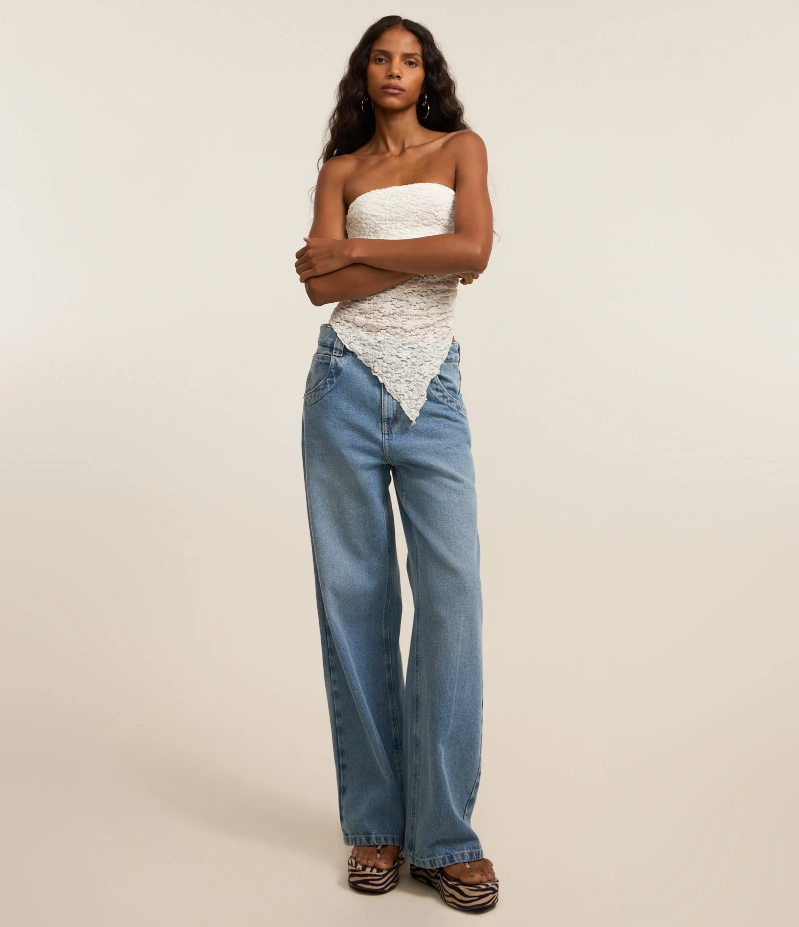 Blusa em Renda Tomara que Caia com Ponta Assimétrica Branco 2