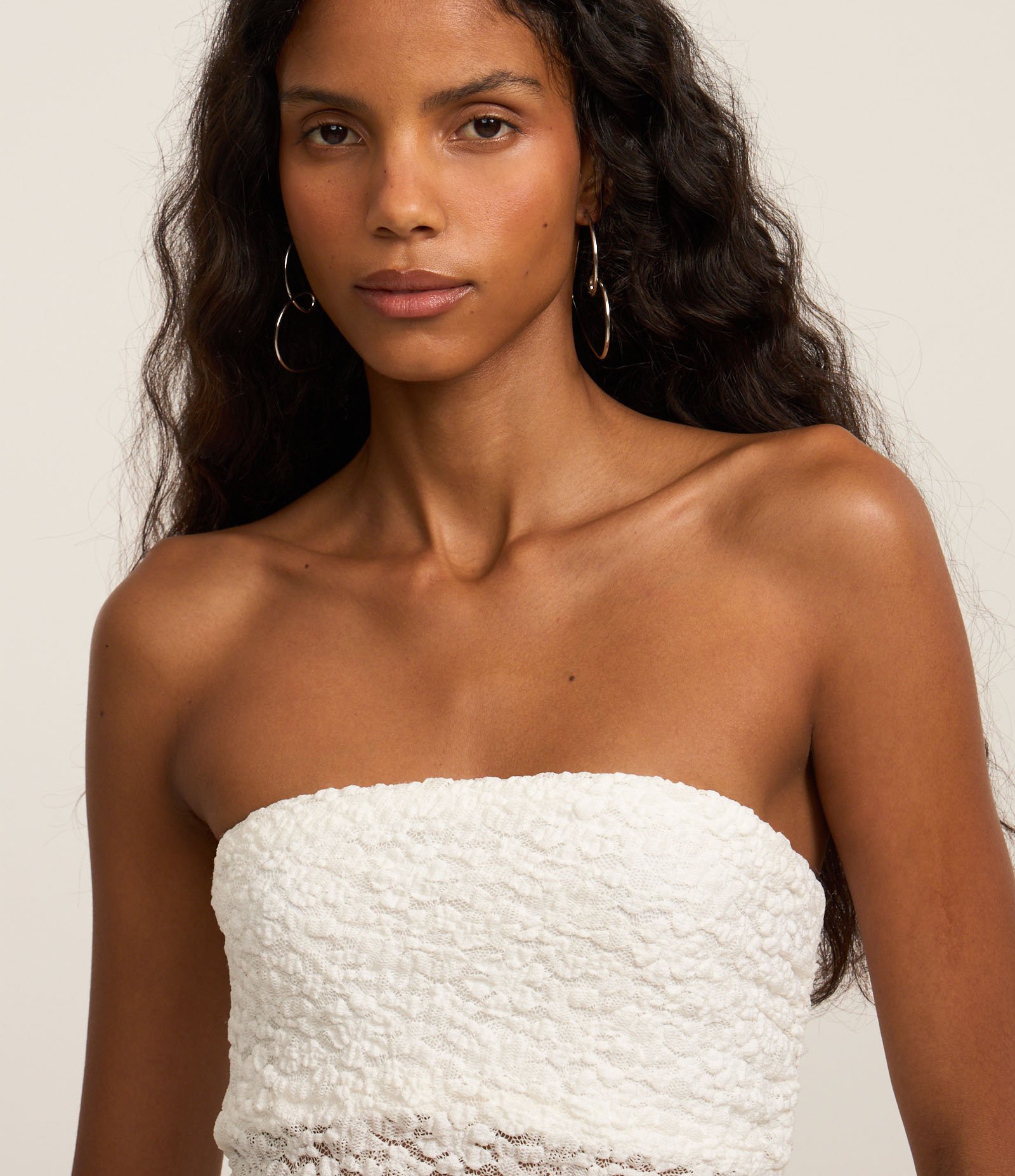 Blusa em Renda Tomara que Caia com Ponta Assimétrica Branco 3