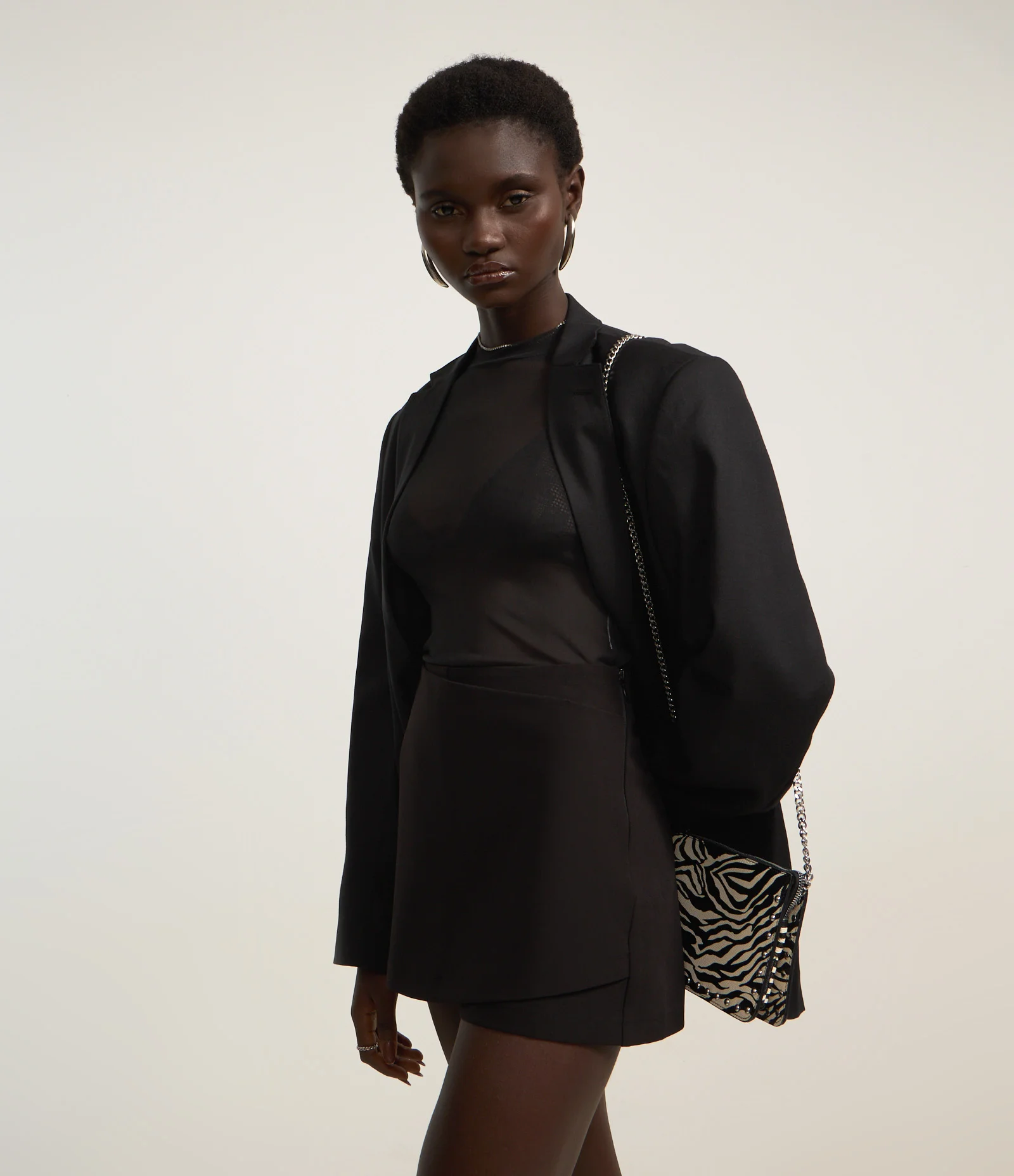 Short Saia Curta em Alfaiataria Sobreposta com Bolso Embutido Preto 2