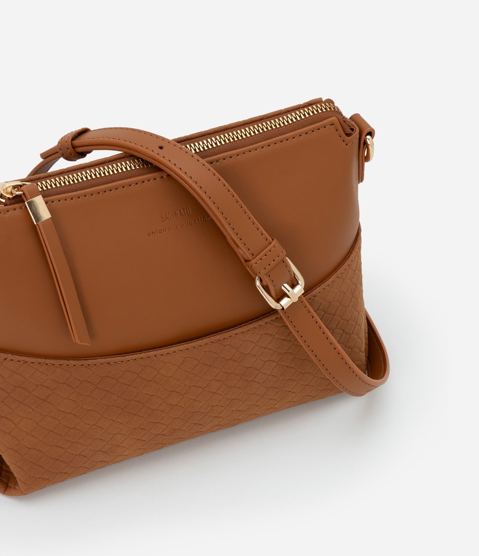 Bolsa Transversal Pequena em PU com Detalhe Texturizado Marrom Claro 6