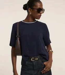 Blusa Manga Curta em Airflow com Detalhe Contrastante na Gola