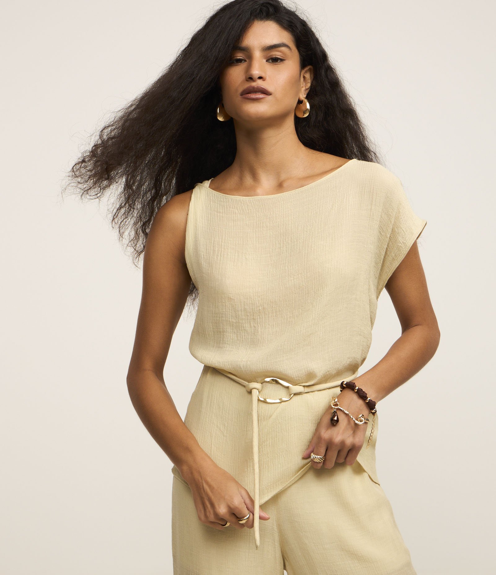 Blusa em Viscose com Manga Única e Cinto de Fivela Diferenciada Bege 1