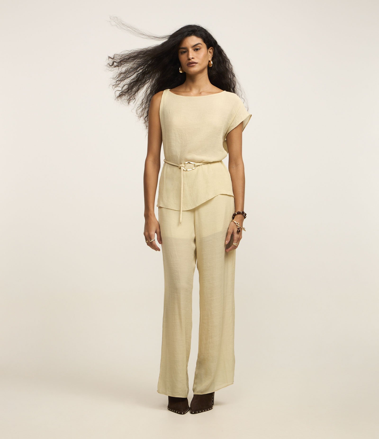 Blusa em Viscose com Manga Única e Cinto de Fivela Diferenciada Bege 2