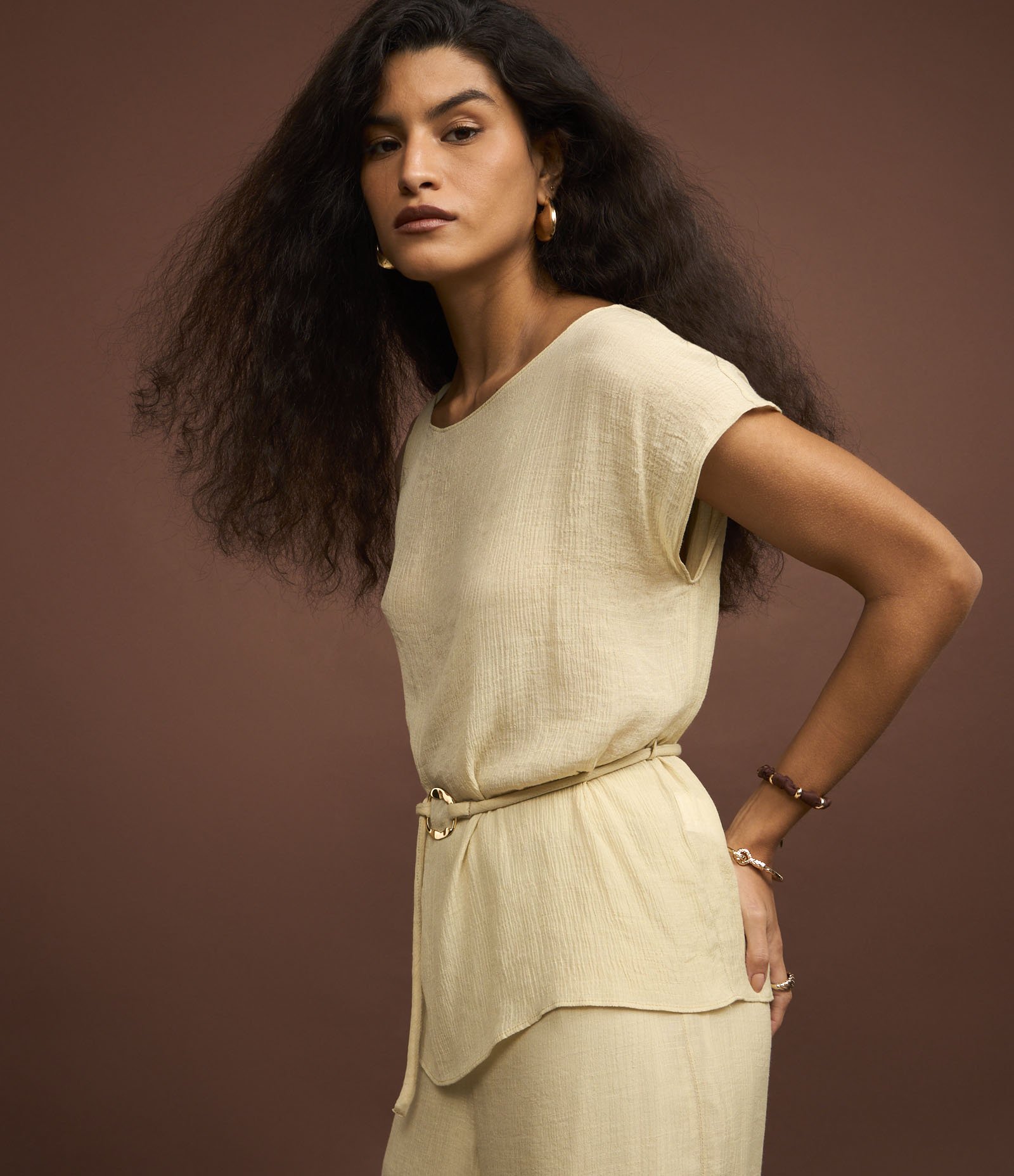 Blusa em Viscose com Manga Única e Cinto de Fivela Diferenciada Bege 4