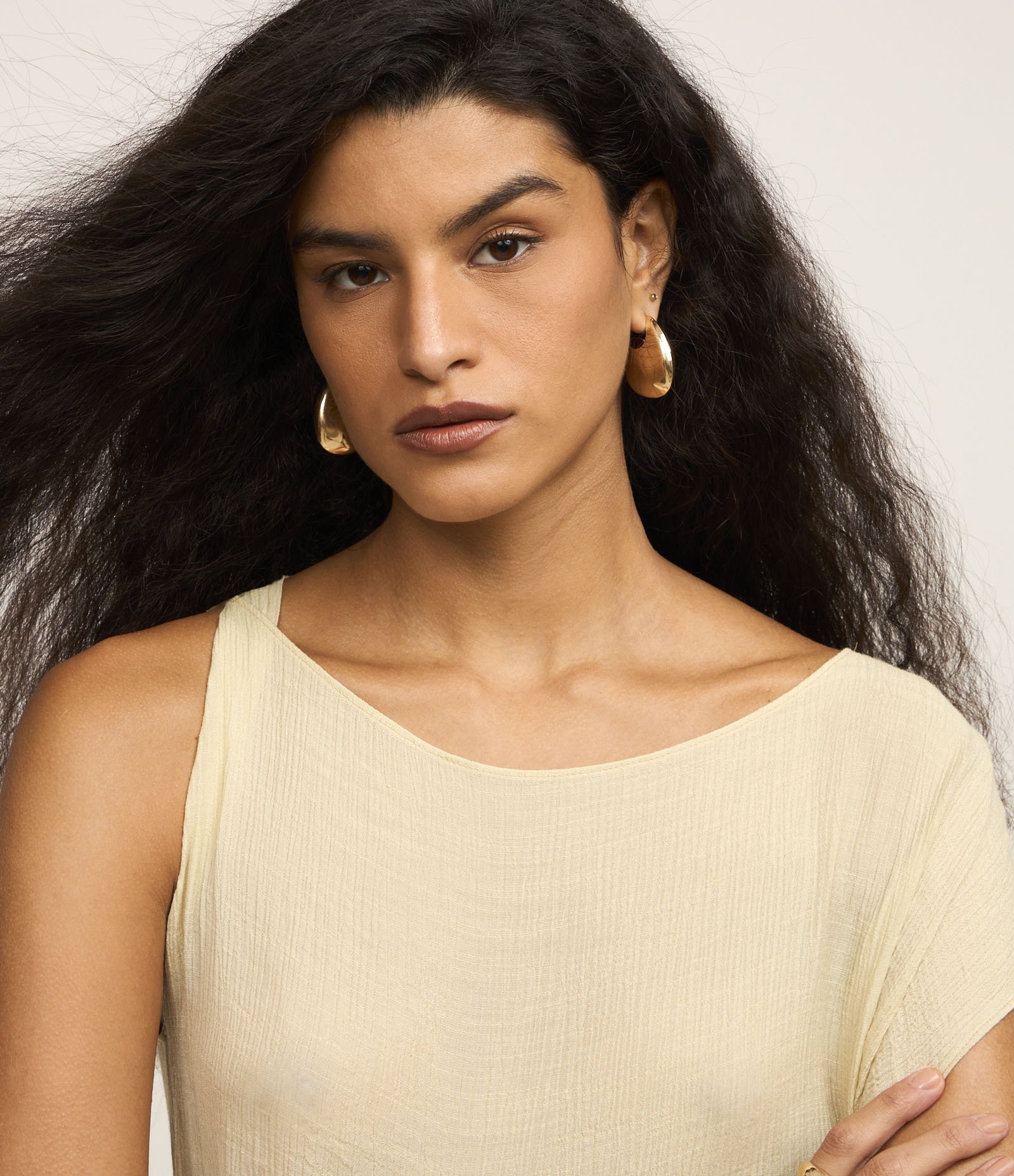 Blusa em Viscose com Manga Única e Cinto de Fivela Diferenciada Bege 5