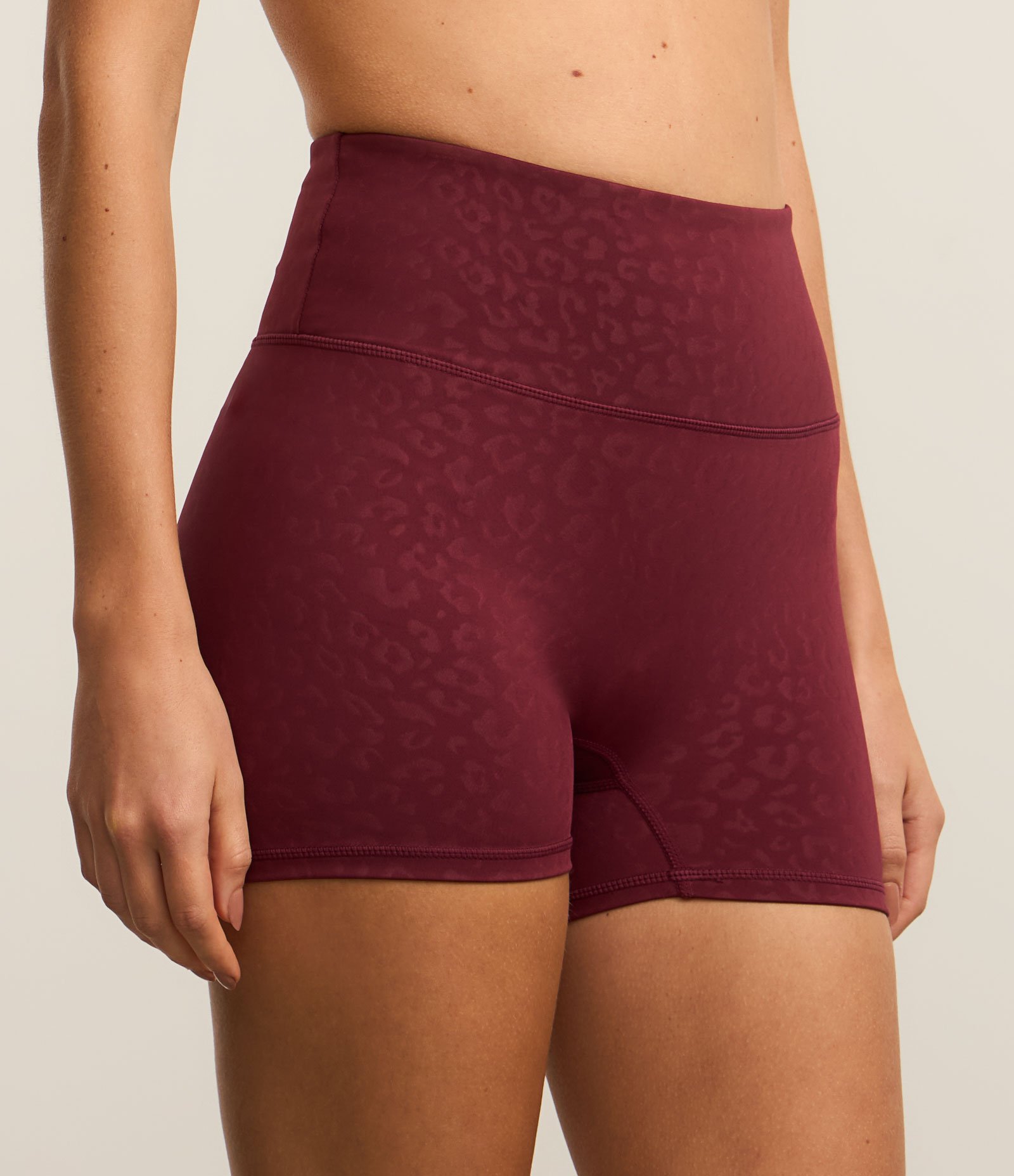 Bermuda Regular Esportiva com Textura Animal Print e Bolso Bordô 3