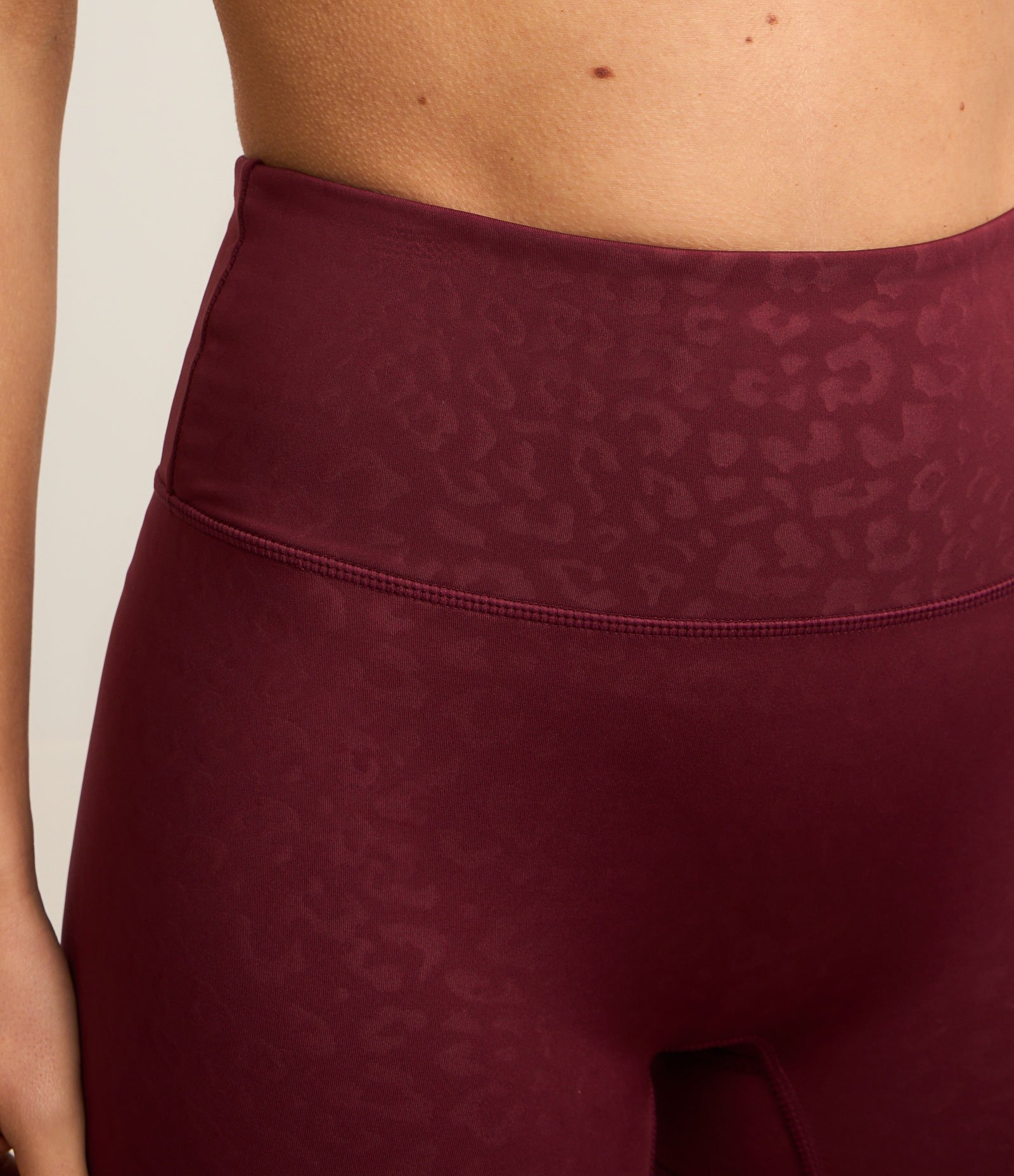 Bermuda Regular Esportiva com Textura Animal Print e Bolso Bordô 6