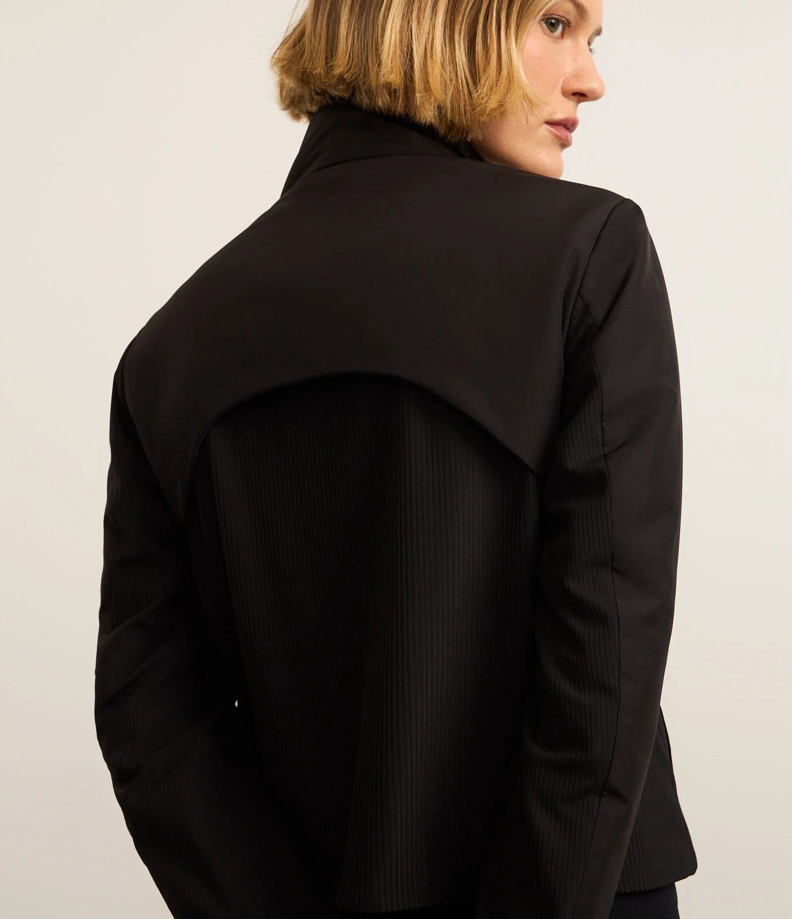 Jaqueta Esportiva com Gola Alta e Bolsos Preto 1