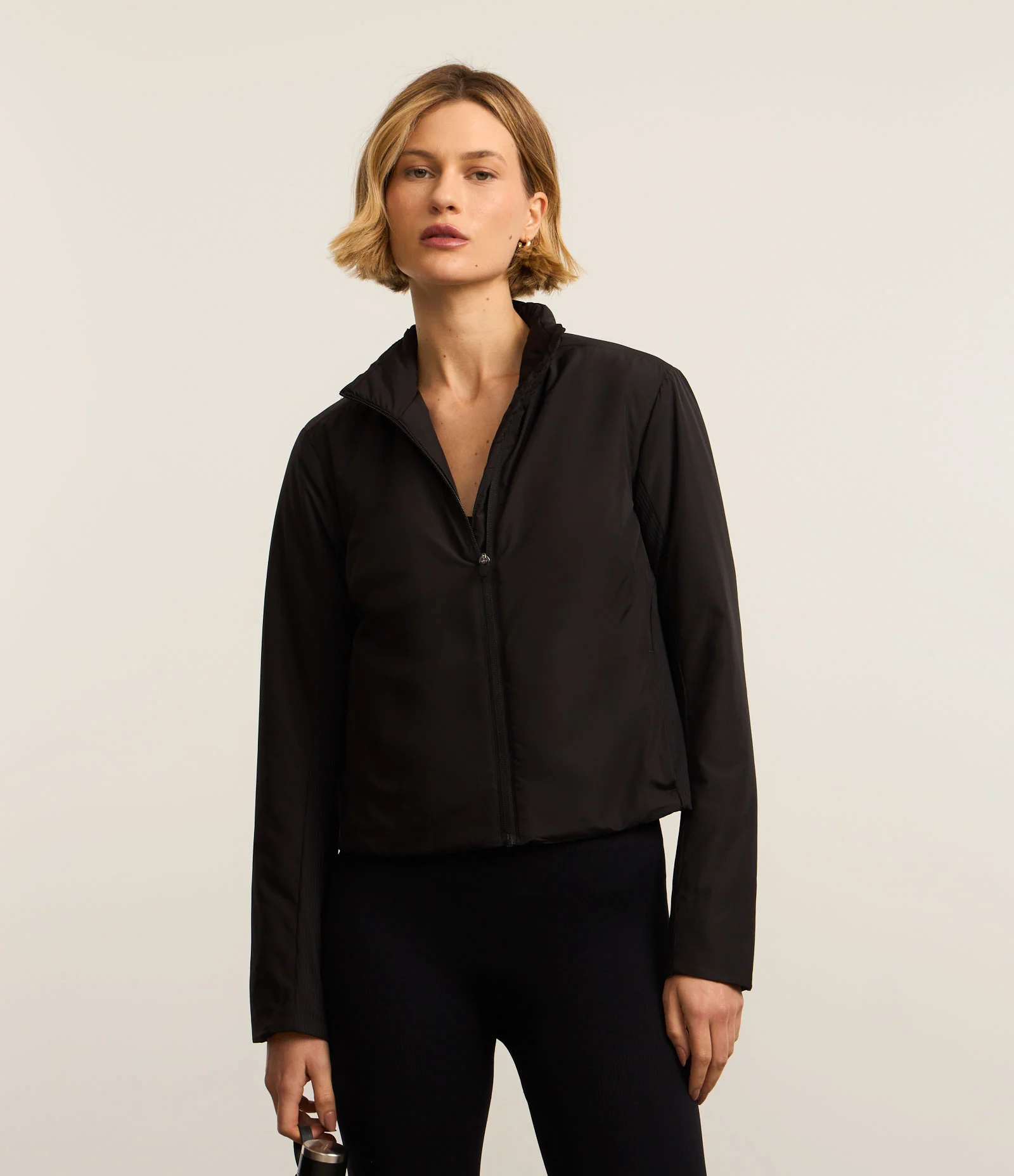 Jaqueta Esportiva com Gola Alta e Bolsos Preto 2