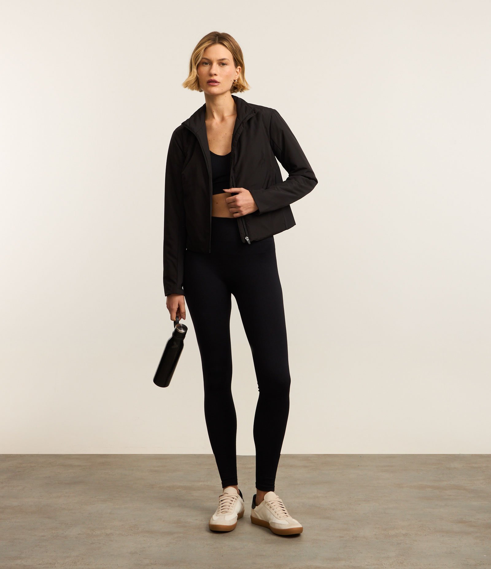 Jaqueta Esportiva com Gola Alta e Bolsos Preto 3