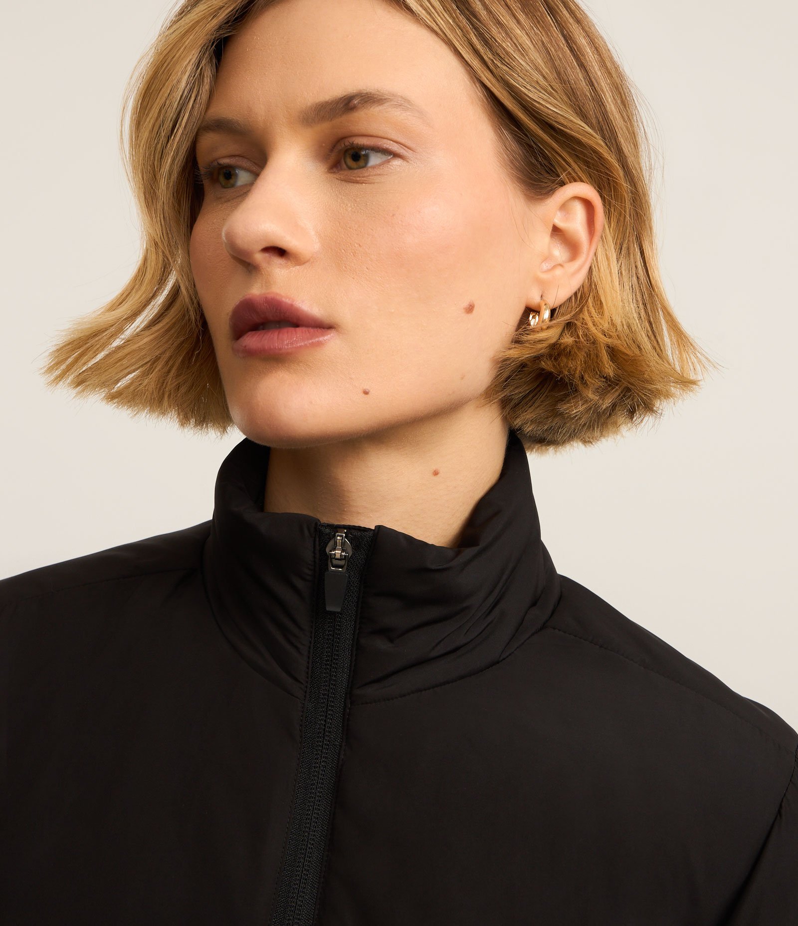 Jaqueta Esportiva com Gola Alta e Bolsos Preto 4